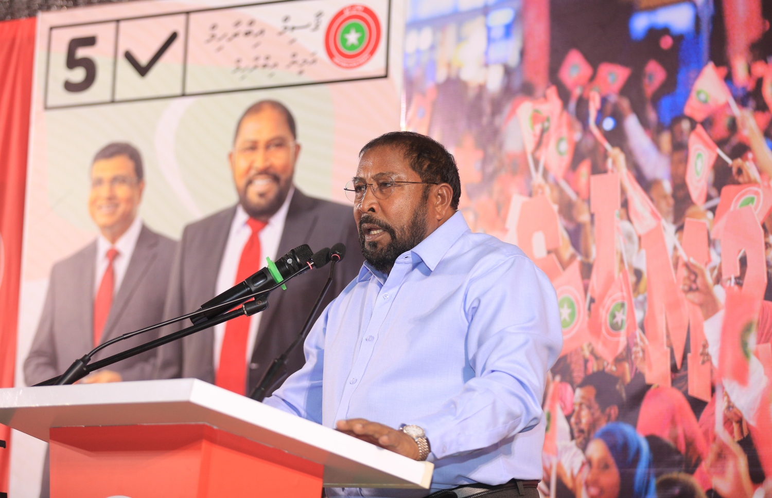 ޖުމްހޫރީ ޕާޓީން އައްޑޫގެ ހިތަދޫގައި ބޭއްވި ކެމްޕޭނު ޖަލްސާގައި އެ ޕާޓީގެ ރިޔާސީ ކެންޑިޑޭޓު ގާސިމް އިބްރާހިމް ވާހަކަ ދައްކަވަނީ. --ފޮޓޯ: ޖޭޕީ