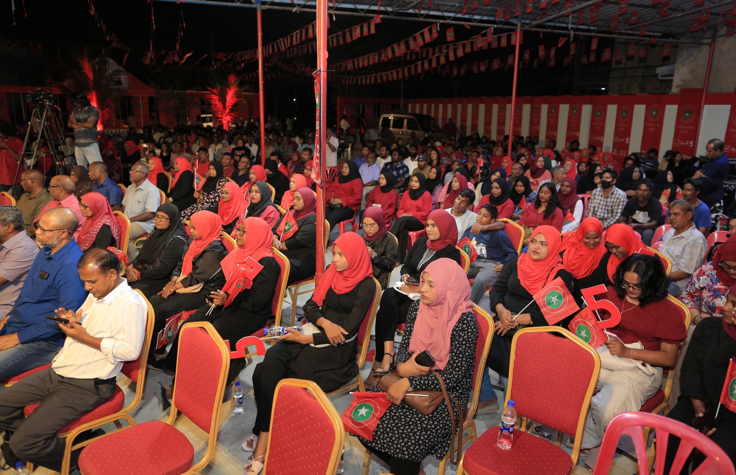 ޖުމްހޫރީ ޕާޓީން އައްޑޫގެ ހިތަދޫގައި ބޭއްވި ކެމްޕޭނު ޖަލްސާގައި އެ ޕާޓީގެ ސަޕޯޓަރުން ބައިވެރިވަނީ. --ފޮޓޯ: ޖޭޕީ