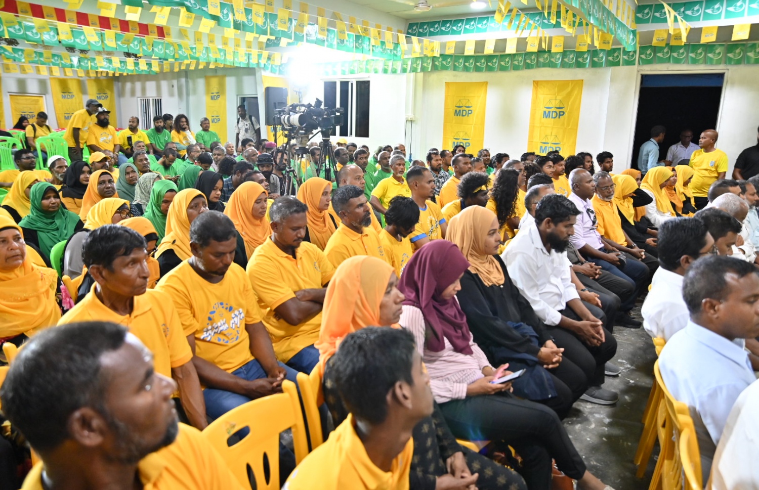 އެމްޑީޕީގެ ރިޔާސީ ކެންޑިޑޭޓް ރައީސް އިބްރާހިމް މުހައްމަދު ސޯލިހުގެ ކެމްޕެއިނަށް ހދ. މަކުނުދޫގައި ބޭއްވި ޖަލްސާ.-- ފޮޓޯ: އެމްޑީޕީ
