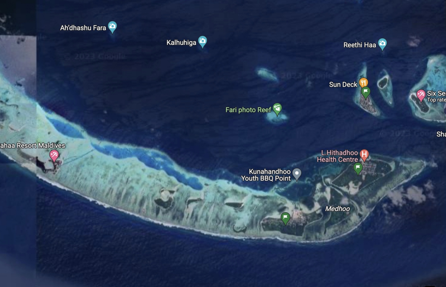 މެންދޫ އޮންނަ ސަރަހައްދުގެ މެޕު: މި ރަށް އޮންނަނީ ހިތަދޫ އާއި ކުނަހަންދޫއާއި އެއް ފަޅެއްގައި، ކައިރީގައި މާމެންދޫ އޮތް އިރު އަތޮޅުގެ ހަމައެކަނި ދެ ރިސޯޓު އޮތީ ވެސް މި ސަރަހައްދުގައި--