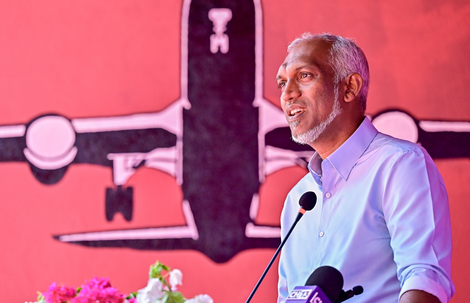 ހިތަދޫގައި މުއިއްޒު ދެއްކެވި ވާހަކައިގެ ތެރެއިން: ރަށުގެ ރައްޔިތުން ޕޯޑިއަމް ފަރުމާކޮށްފައިވަނީ ވެސް އެއާޕޯޓު ޑިޒައިނަށް، މުއިއްޒު ވަނީ އަދި ވަކި ތަނެއް ނުނިންމާކަށް ވިދާޅުވެފައި -- ފޮޓޯ: ފަޔާޒް މޫސާ | މިހާރު