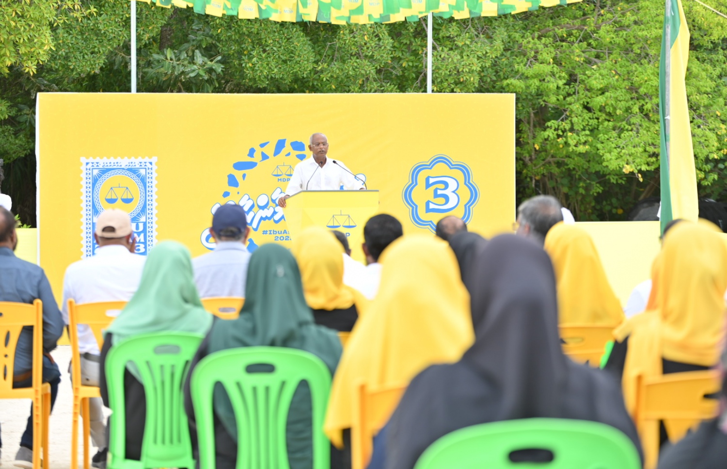 އެމްޑީޕީގެ ރިޔާސީ ކެންޑިޑޭޓް ރައީސް އިބްރާހިމް މުހައްމަދު ސޯލިހު ކެމްޕެއިނަށް ހދ. ނޭކުރެންދޫގައި ބޭއްވި ޖަލްސާގައި އެމަނިކުފާނު ވާހަކަދައްކަވަނީ.-- ފޮޓޯ: އެމްޑީޕީ