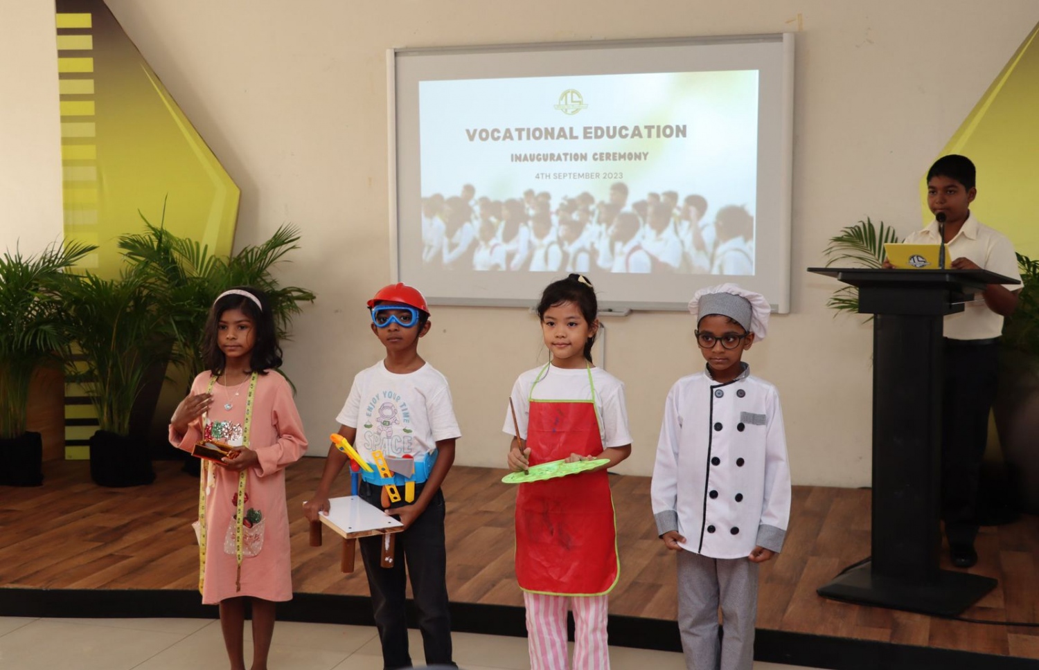 ތާޖުއްދީން ސްކޫލުގައި މިއަދު ހުޅުވި ލެބްގައި މަސައްކަތް ދަސްކޮށްދޭ ދާއިރާތައް ސިފަވާ ގޮތަށް ހެދުން އަޅައިގެން ތިބި ދަރިވަރުންތަކެއް. -- ފޮޓޯ: އެޑިއުކޭޝަން މިނިސްޓްރީ