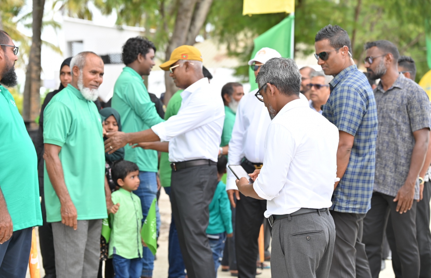 އެމްޑީޕީގެ ރިޔާސީ ކެންޑިޑޭޓް ރައީސް އިބްރާހިމް މުހައްމަދު ސޯލިހަށް ހދ. ވައިކަރަދޫން މަރުހަބާ ކިޔަނީ.-- ފޮޓޯ: އެމްޑީޕީ