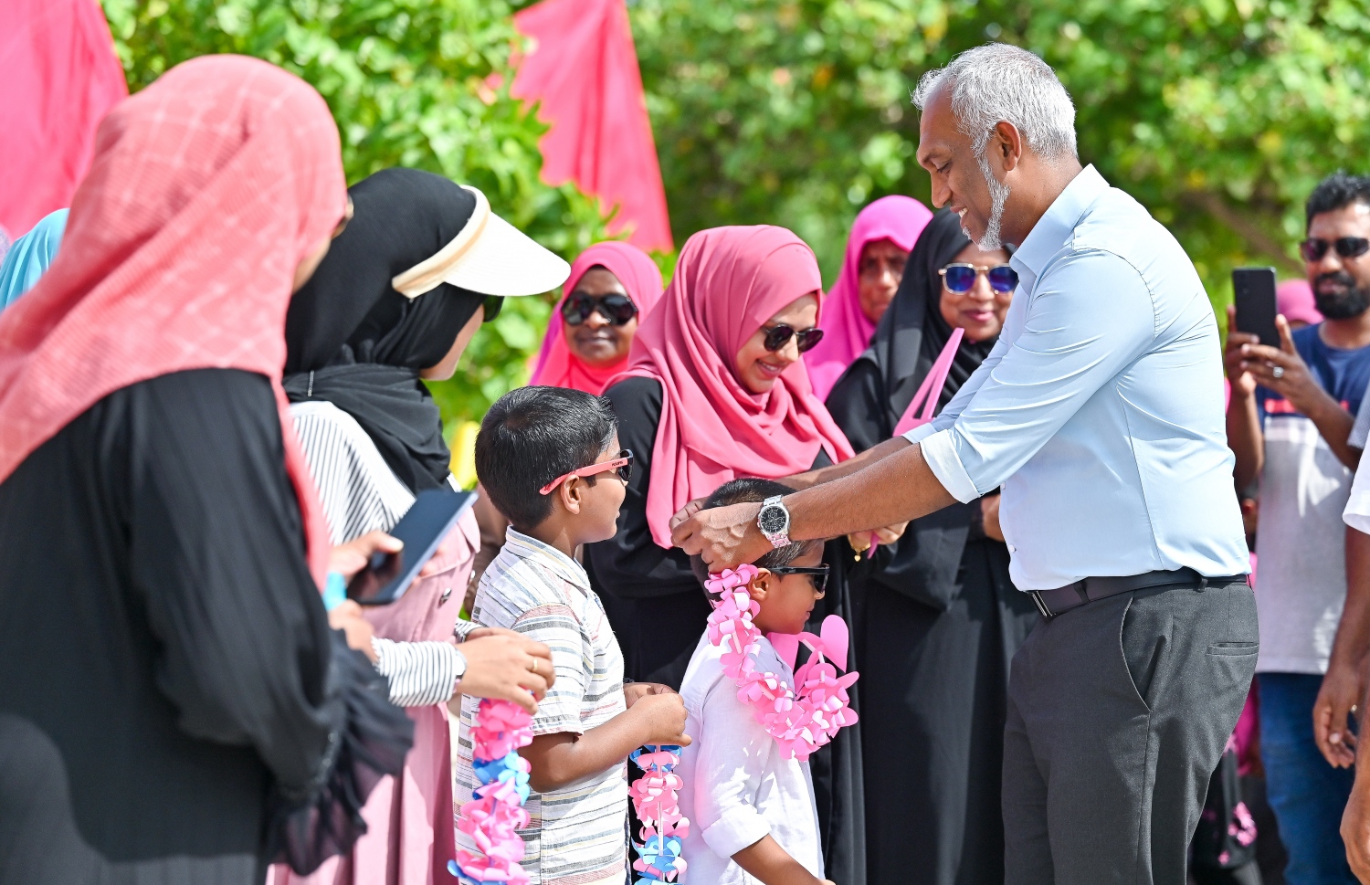 ޕީޕީއެމް/ޕީއެންސީގެ ރިޔާސީ ކެންޑިޑޭޓު ޑރ. މުހައްމަދު މުއިއްޒު ކަލައިދޫއަށް ވަޑައިގެންނެވުމުން ތިން ރަށުގެ ގިނަ ބަޔަކު ވަނީ މަރުހަބާ ދެންނެވުމަށް އެއްވެފައި-- ފޮޓޯ: ފަޔާޒް މޫސާ | މިހާރު