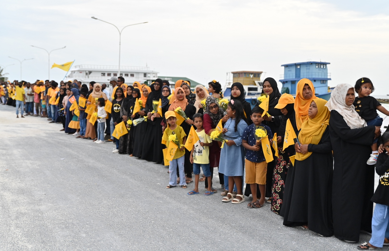 އެމްޑީޕީގެ ރިޔާސީ ކެންޑިޑޭޓް ރައީސް އިބްރާހިމް މުހައްމަދު ސޯލިހަށް މަރުހަބާ ކިޔުމަށް ހދ. ކުޅުދުއްފުށީގެ ސަޕޯޓަރުން ސަފުގަައި.-- ފޮޓޯ: އެމްޑީޕީ