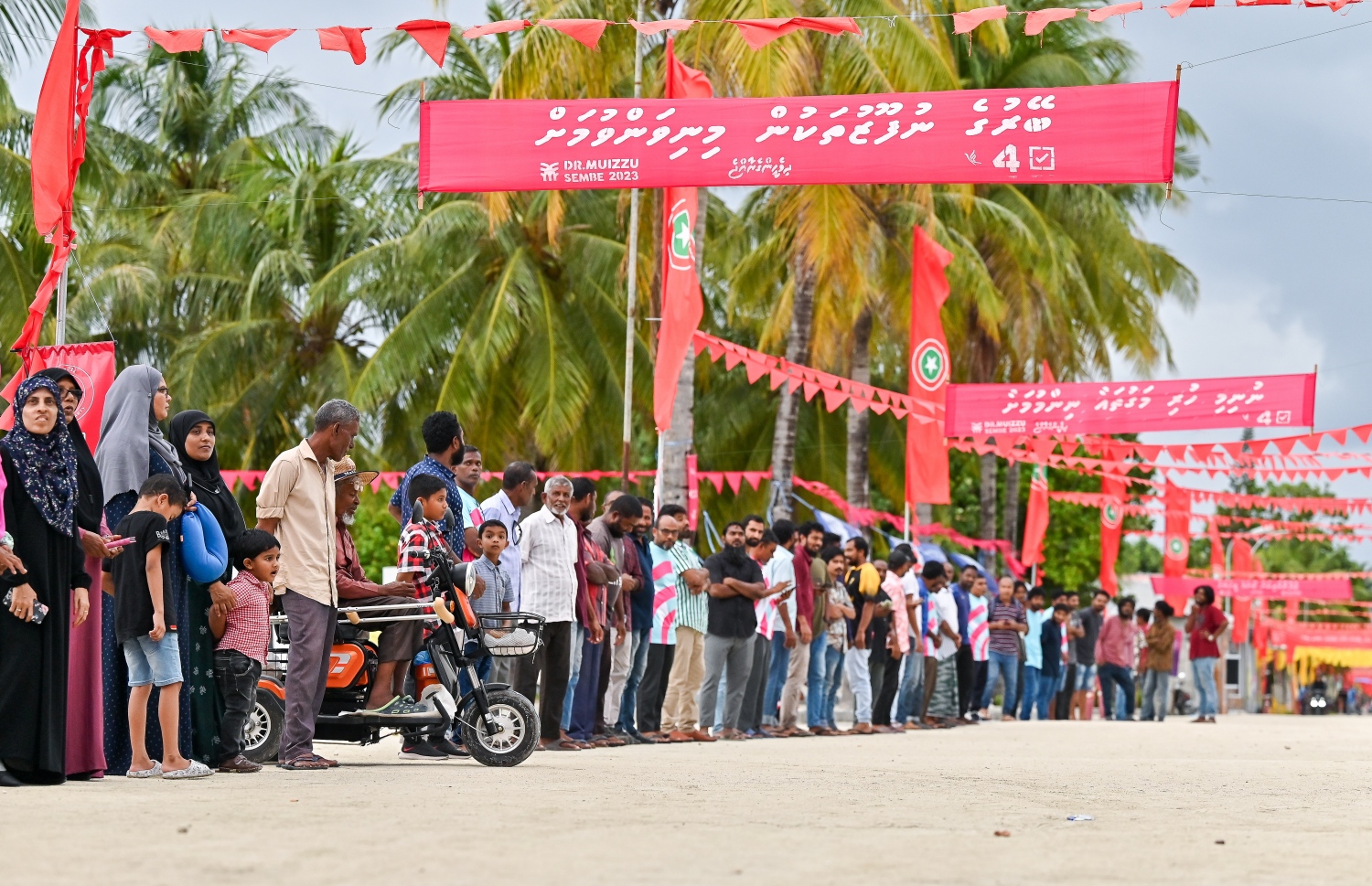 އިދިކޮޅު ޕީޕީއެމް/ޕީއެންސީގެ ރިޔާސީ ކެންޑިޑޭޓު ޑރ. މުހައްމަދު މުއިއްޒު މާމިގިއްޔަށް ވަޑައިގެންނެވުމުން އެ ރަށުގެ ގިނަ އަދަދެއްގެ ސަޕޯޓަރުން ވަނީ މަރުހަބާ ދެންނެވުމަށް ސަފު ހަދާލާފައި-- ފޮޓޯ: ފަޔާޒް މޫސާ | މިހާރު