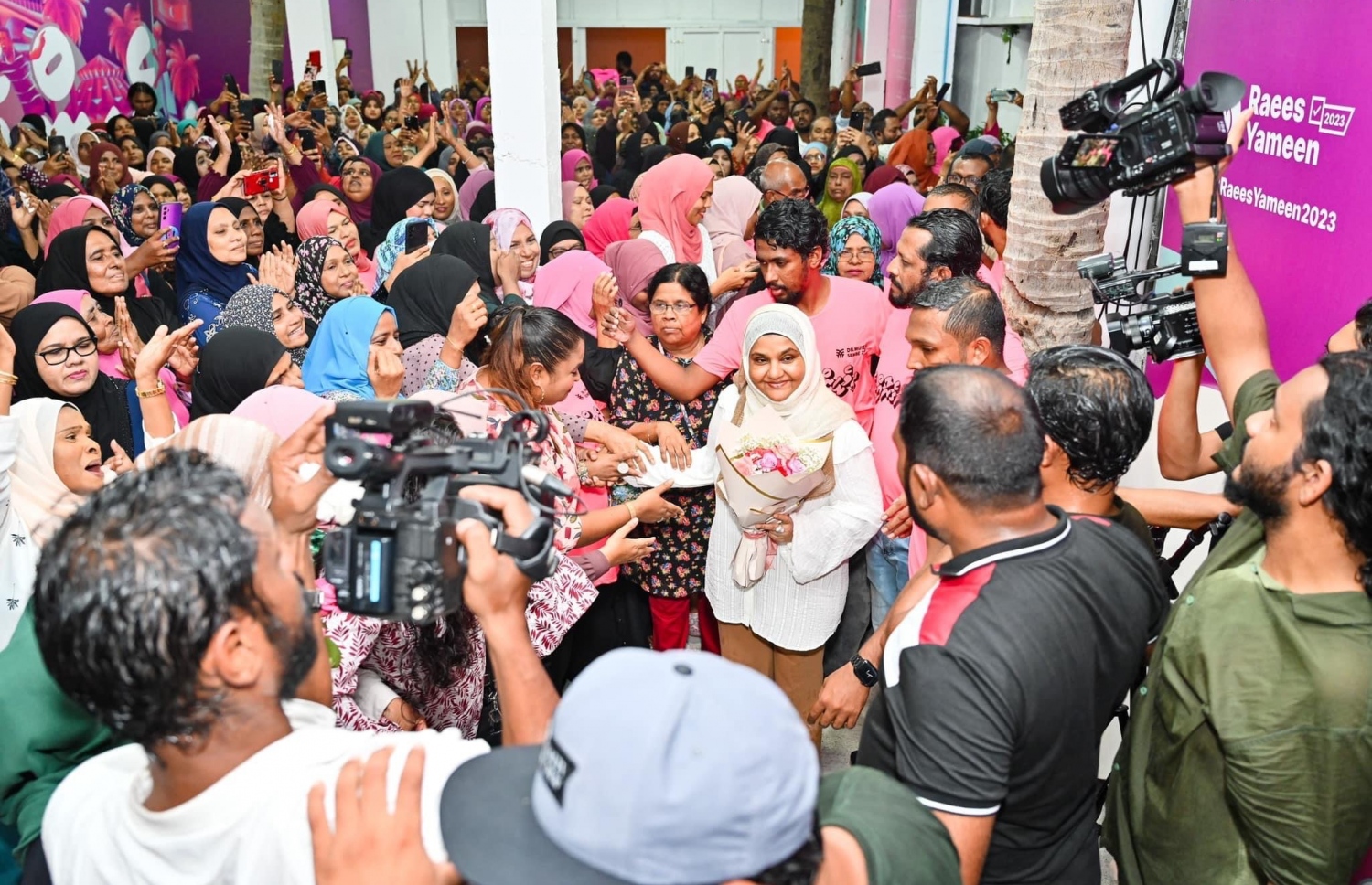 ޔާމީންގެ އަނބިކަނބަލުން ފާތުން ޕީޕީއެމްގެ ޖަގަހައަށް ވަޑައިގެންނެވުމުން ސަޕޯޓަރުން މަރުހަބާ ދަންނަވަނީ - ފޮޓޯ: ނިޝާން އަލީ / މިހާރު