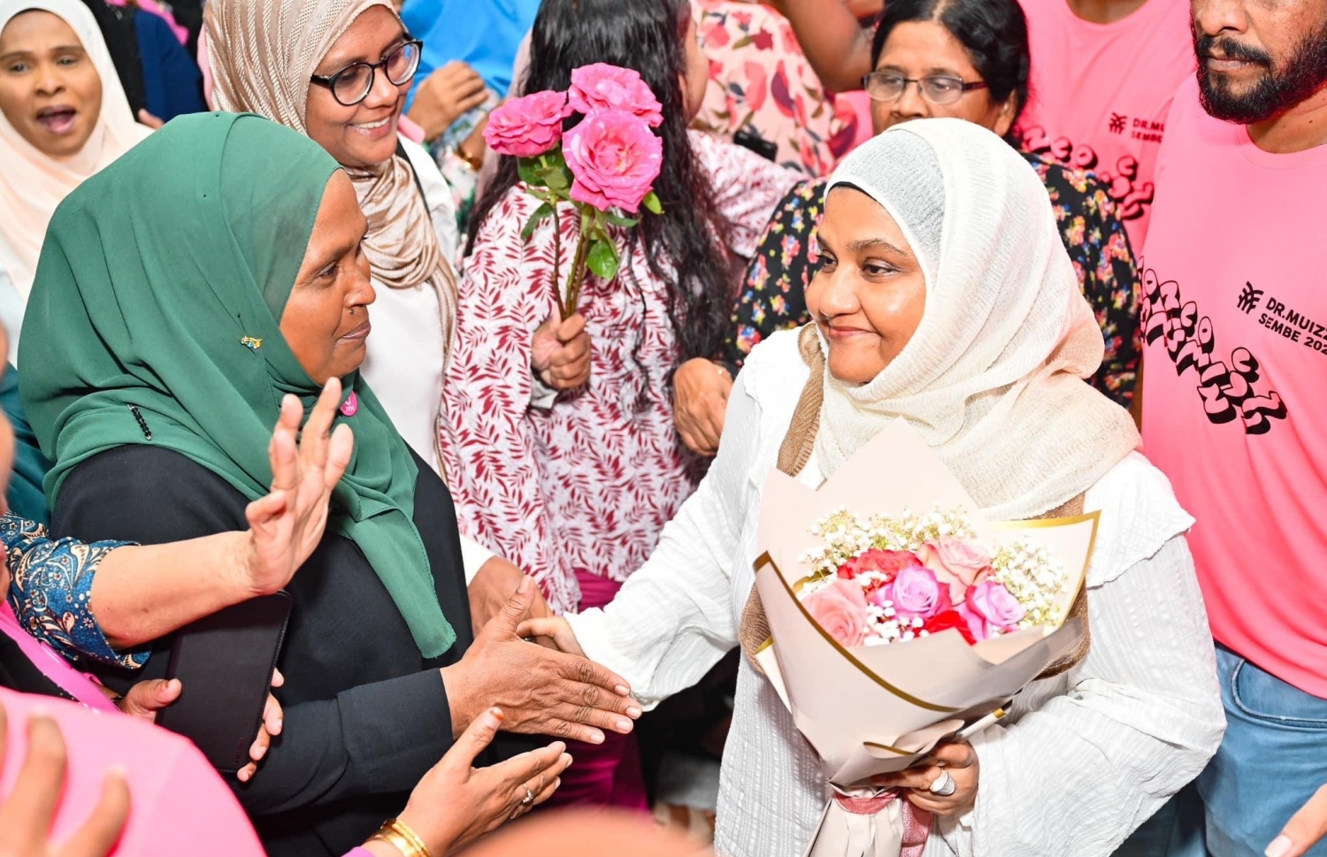 ޔާމީންގެ އަނބިކަނބަލުން ފާތުން ޕީޕީއެމްގެ ޖަގަހައަށް ވަޑައިގެންނެވުމުން ސަޕޯޓަރުން މަރުހަބާ ދަންނަވަނީ - ފޮޓޯ: ނިޝާން އަލީ / މިހާރު