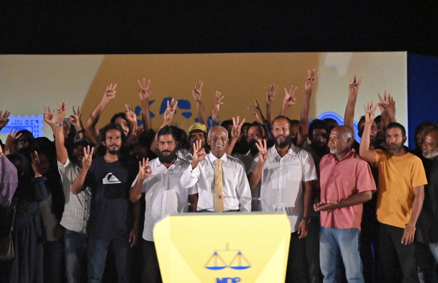 އެމްޑީޕީގެ ރިޔާސީ ކެންޑިޑޭޓް ރައީސް އިބްރާހިމް މުހައްމަދު ސޯލިހު ކެމްޕެއިނަށް ހދ. ކުޅުދުއްފުށީގައި ބޭއްވި ޖަލްސާގައި އެމްޑީޕީއާ އަލަށް ގުޅުނު މެމްބަރުންނާ އެކު ރައީސް ފޮޓޯއެއް ނަންގަވަނީ.-- ފޮޓޯ: އެމްޑީޕީ