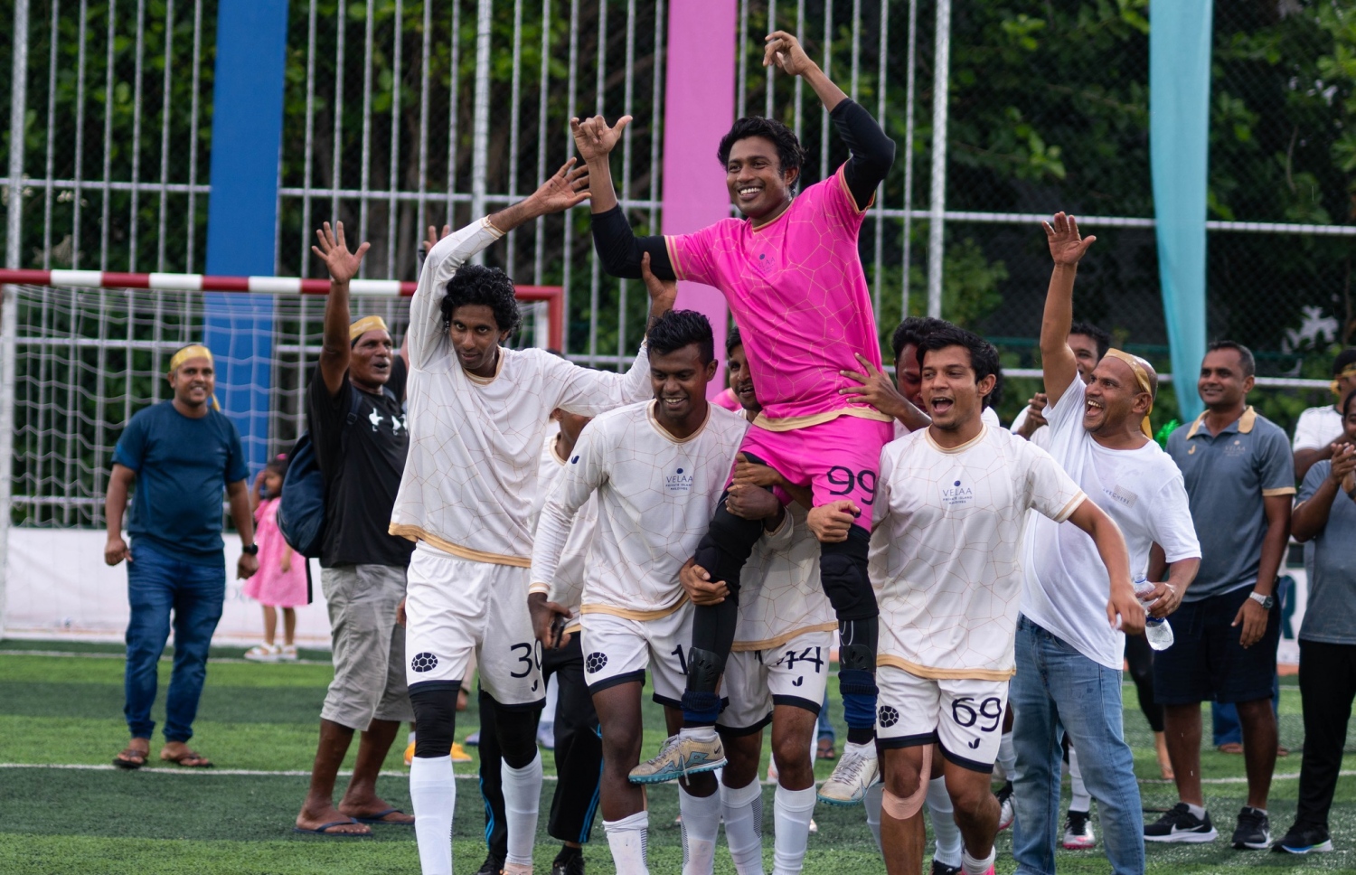 ވެލާގެ ކީޕަރު ޝާފިއު، އޭނާ ވަނީ މުބާރާތުގެ މޮޅު ކީޕަރުގެ އެވޯޑް ހޯދާފައި.-- ފޮޓޯ: ޓެކާސް