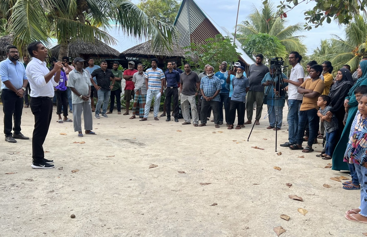 ޑިމޮކްރެޓްސްގެ ކެމްޕެއިނު ދަތުރެއްގައި ރަށެއްގެ އަތިރިމަތީ އެ ޕާޓީގެ ކެންޑިޑޭޓް އިލްޔާސް ލަބީބް ބަޔަކާ ވާހަކަ ދައްކަވަނީ. -- ފޮޓޯ: ޑިމޮކްރެޓްސް