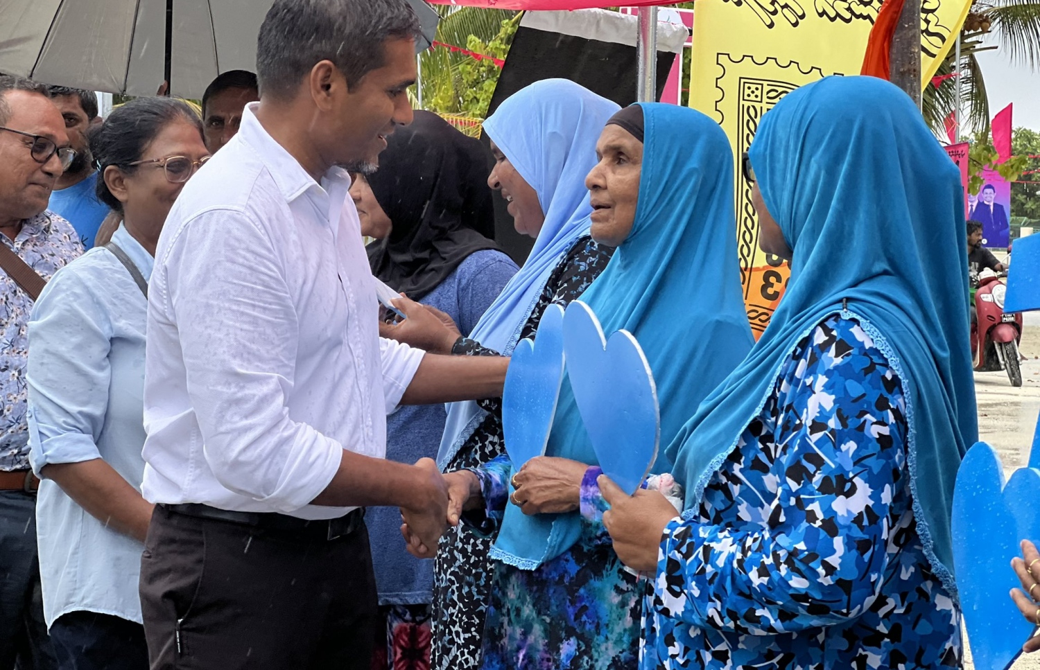 ރިޔާސީ އިންތިހާބުގެ ކެމްޕެއިނުގައި ޑިމޮކްރެޓްސްގެ ރިޔާސީ ކެންޑިޑޭޓް އިލްޔާސް ލަބީބް ސަޕޯޓަރުންނާ ސަލާންކުރައްވަނީ. -- ފޮޓޯ: ޑިމޮކްރެޓްސް