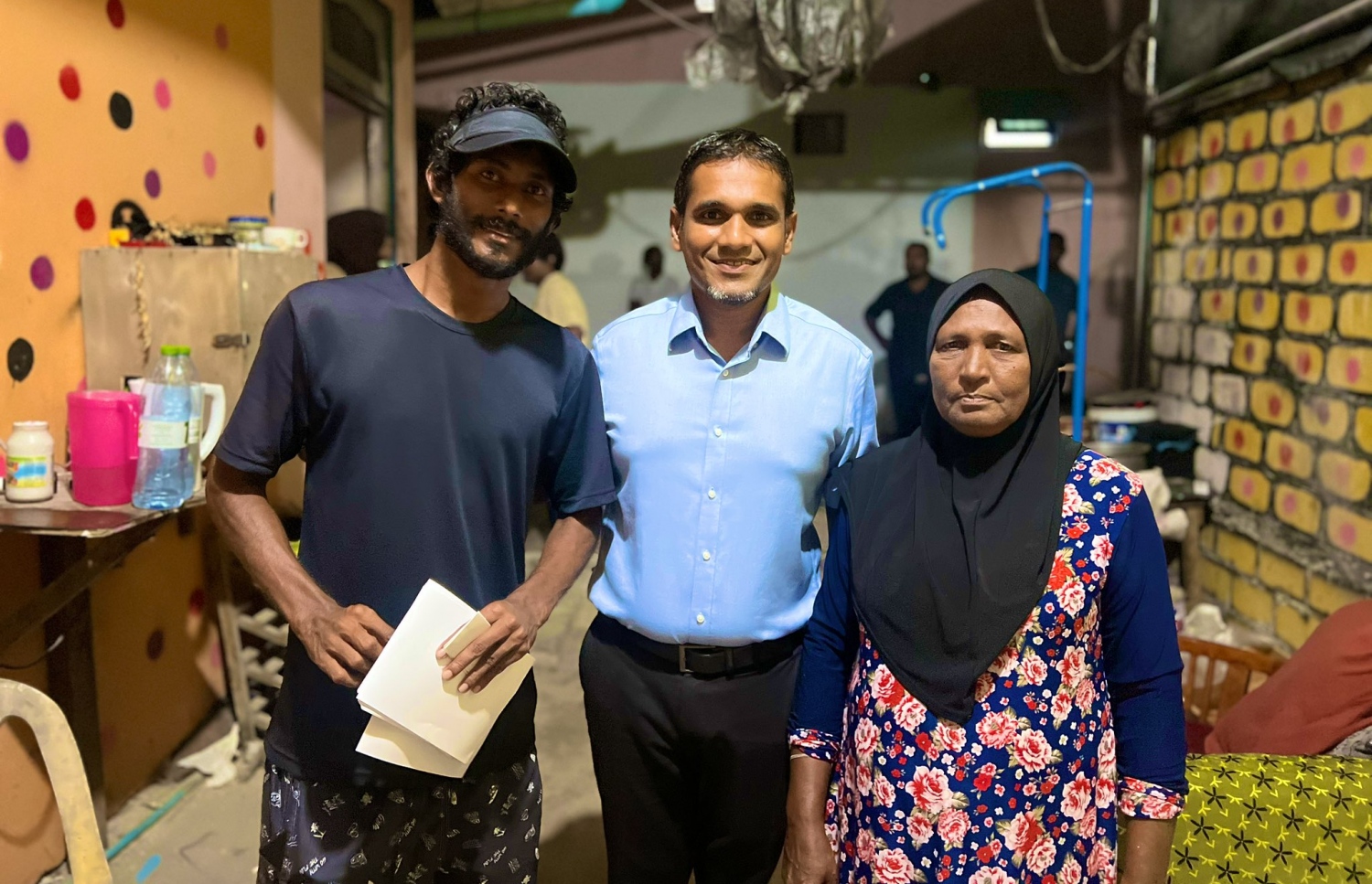 އިލްޔާސް ބަޔަކާ އެކު ފޮޓޯއަކަށް ހުއްޓިގެން-- ފޮޓޯ: ޑިމޮކްރެޓްސް