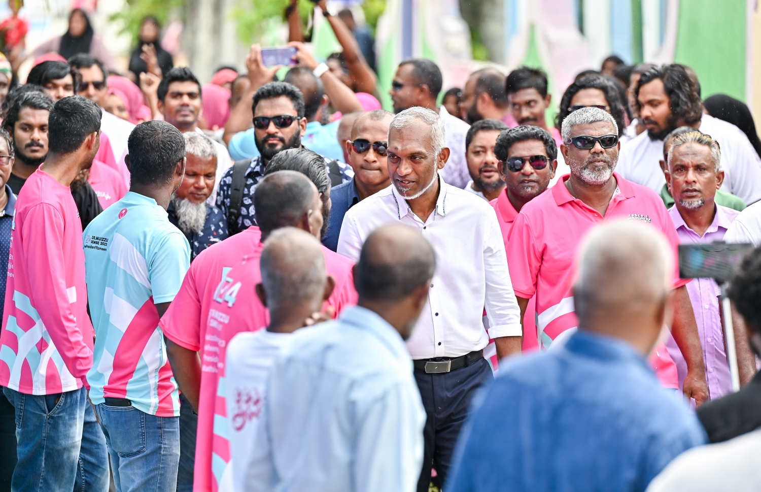 އިިދިކޮޅު ޕީޕީއެމް/ޕީއެންސީގެ ރިޔާސީ ކެންޑިޑޭޓު ޑރ. މުއިއްޒު މަތިވެރި ސަޕޯޓަރުންނާ ސަލާން ކުރައްވަނީ: ހަމަނުޖހެުން ހިނގާފައިވަނީ ސަލާން ކުރަން ހުރި މީހަކާ އެކްޓިވިސްޓަކާ -- ފޮޓޯ: ފަޔާޒް މޫސާ | މިހާރު