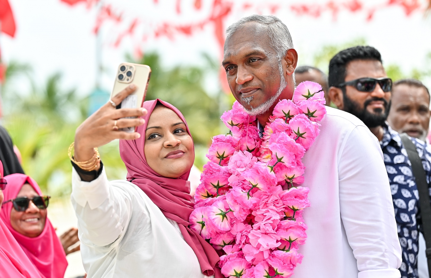 މުއިއްޒު މަތިވެރިއަށް ވަޑައިގެންނެވުމުން މަރުހަބާ ދެންނެވުމަށް ގިނަ ބަޔަކު ވަނީ ނުކުމެފައި -- ފޮޓޯ: ފަޔާޒް މޫސާ | މިހާރު