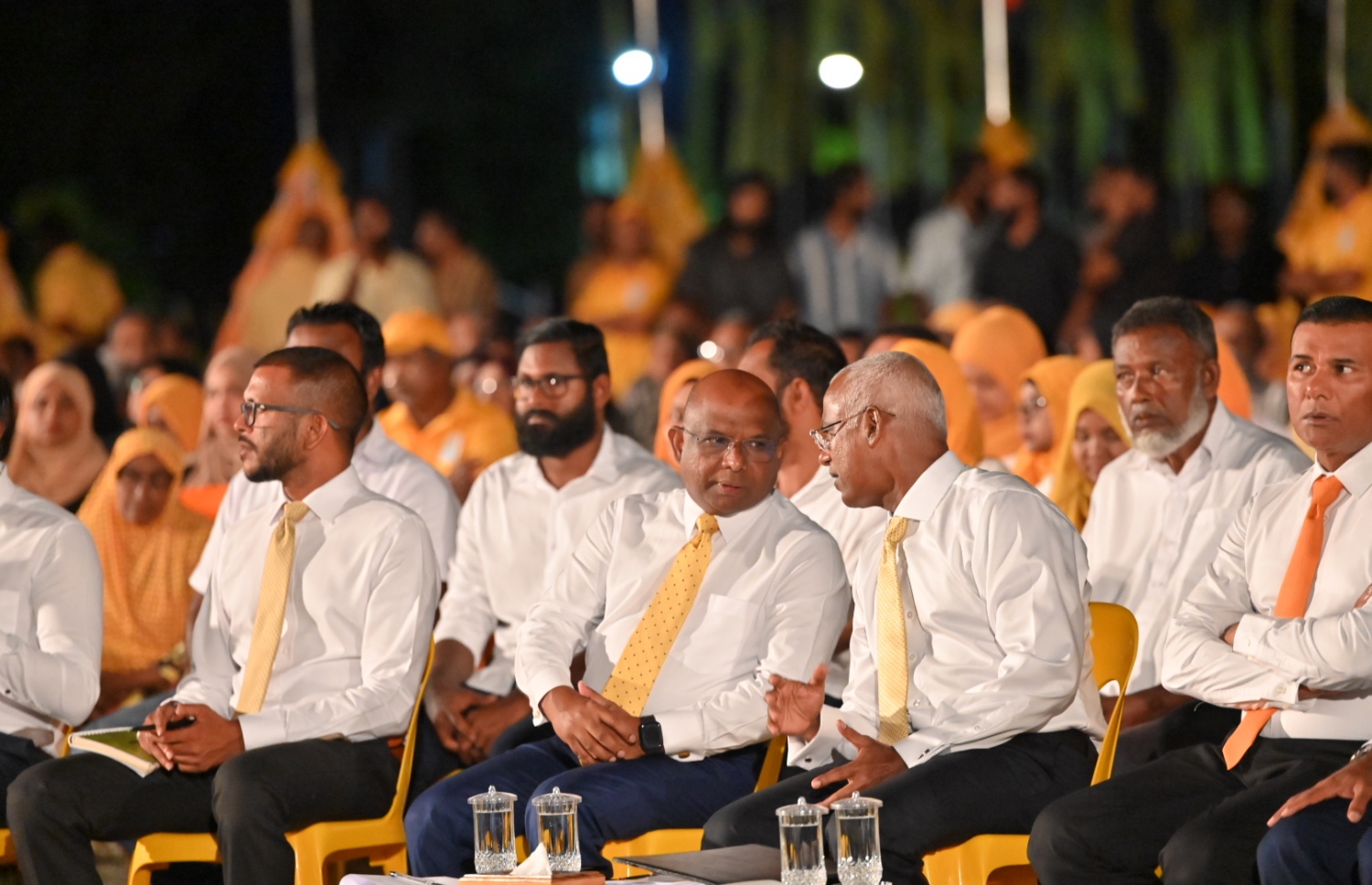 ރޭގެ ޖަލްސާގައި ރައީސް، އަބްދުﷲ ޝާހިދުއާ ވާހަކަ ދައްކަވަނީ. -- ފޮޓޯ | އެމްޑީޕީ