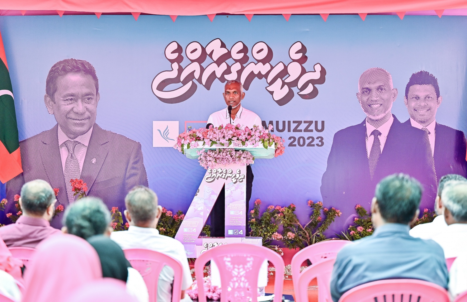 ކާށިދޫ ޖަލްސާގައި އިދިކޮޅު ޕީޕީއެމް/ޕީއެންސީގެ ރިޔާސީ ކެންޑިޑޭޓު ޑރ. މުހައްމަދު މުއިއްޒު ވާހަކަދައްކަވަނީ: ރަށުގެ ދަނޑުވެރިކަމާއި ޓޫރިޒަމާ ގުޅޭ އުންމީދީ ވާހަކަތަކެއް ދެއްކެވި --- ފޮޓޯ: ފަޔާޒް މޫސާ | މިހާރު
