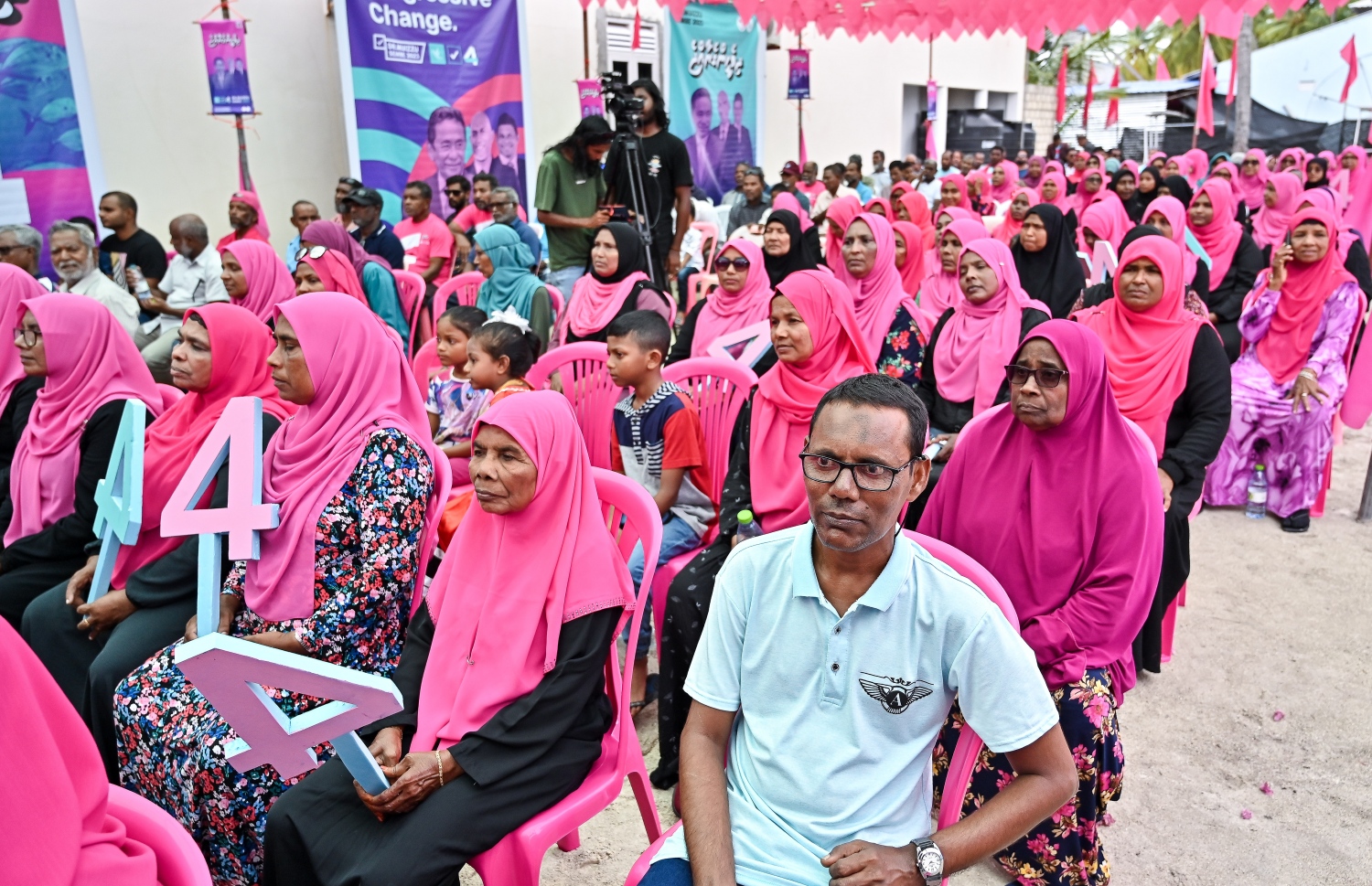 ކާށިދޫގައި ބޭއްވި ޑރ. މުއިއްޒުގެ ކެމްޕެއިނު ޖަލްސާގައި ސަޕޯޓަރުން. -- ފޮޓޯ: ފަޔާޒް މޫސާ | މިހާރު