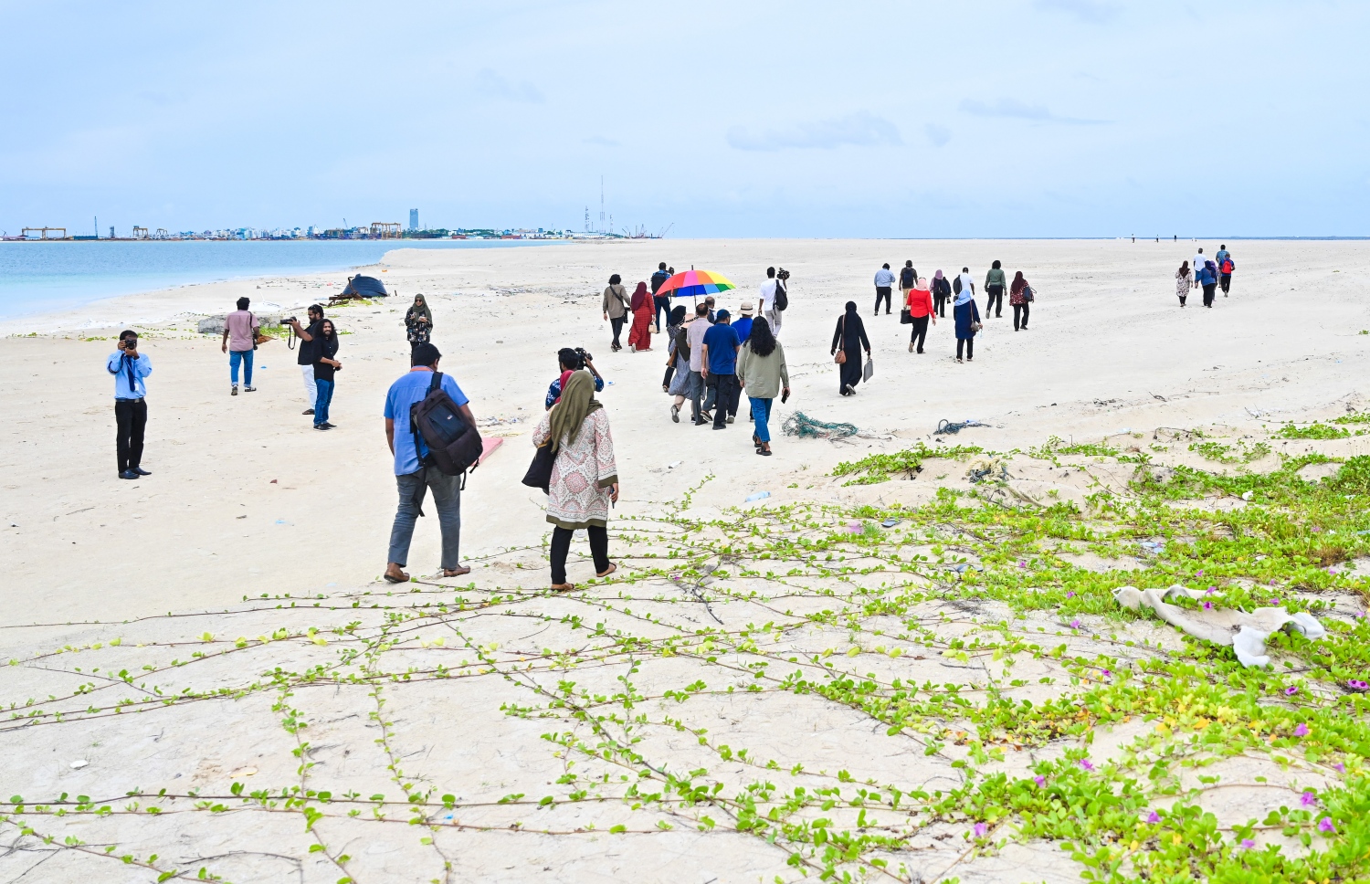 ގުޅިފަޅުން ގޯތި ލިބުނު މީހުން ގޯތި ދޫކުރާ ސަރަހައްދަށް ދަނީ.-- ފޮޓޯ: ނިޝާން އަލީ | މިހާރު