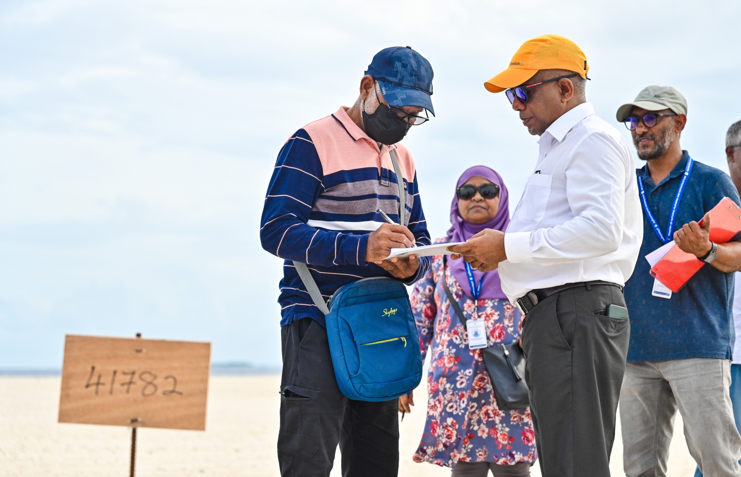 ގުޅިފަޅުން ފުރަތަމަ ގޯތި ލިބުނު އަހްމަދު ޝާކިރަށް ހައުސިންގެ ސްޓޭޓް މިނިސްޓަރު އަކްރަމް ކަމާލުއްދީން (ކ) ގޯތީގެ ރަޖިސްޓްރީ ކުރަނީ: ޝާކިރަށް ލިބުނީ 2،400 އަކަފޫޓުގެ ގޯއްޗެއް. -- ފޮޓޯ: ނިޝާން އަލީ / މިހާރު