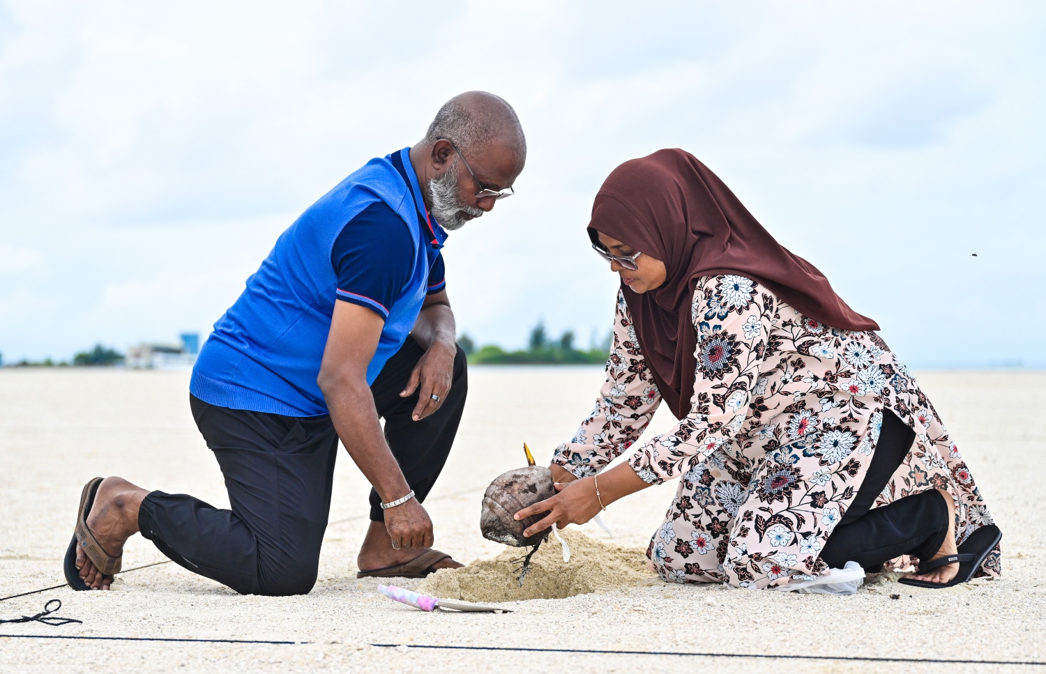 މި ސަރުކާރުގެ ބިންވެރިޔާ ސްކީމުން ގުޅިފަޅުން ގޯތި ލިބުނު މީހަކު އެ ގޯތީގައި ރުކެއް އިންދަނީ-- ފޮޓޯ: ނިޝާން އަލީ/ މިހާރު