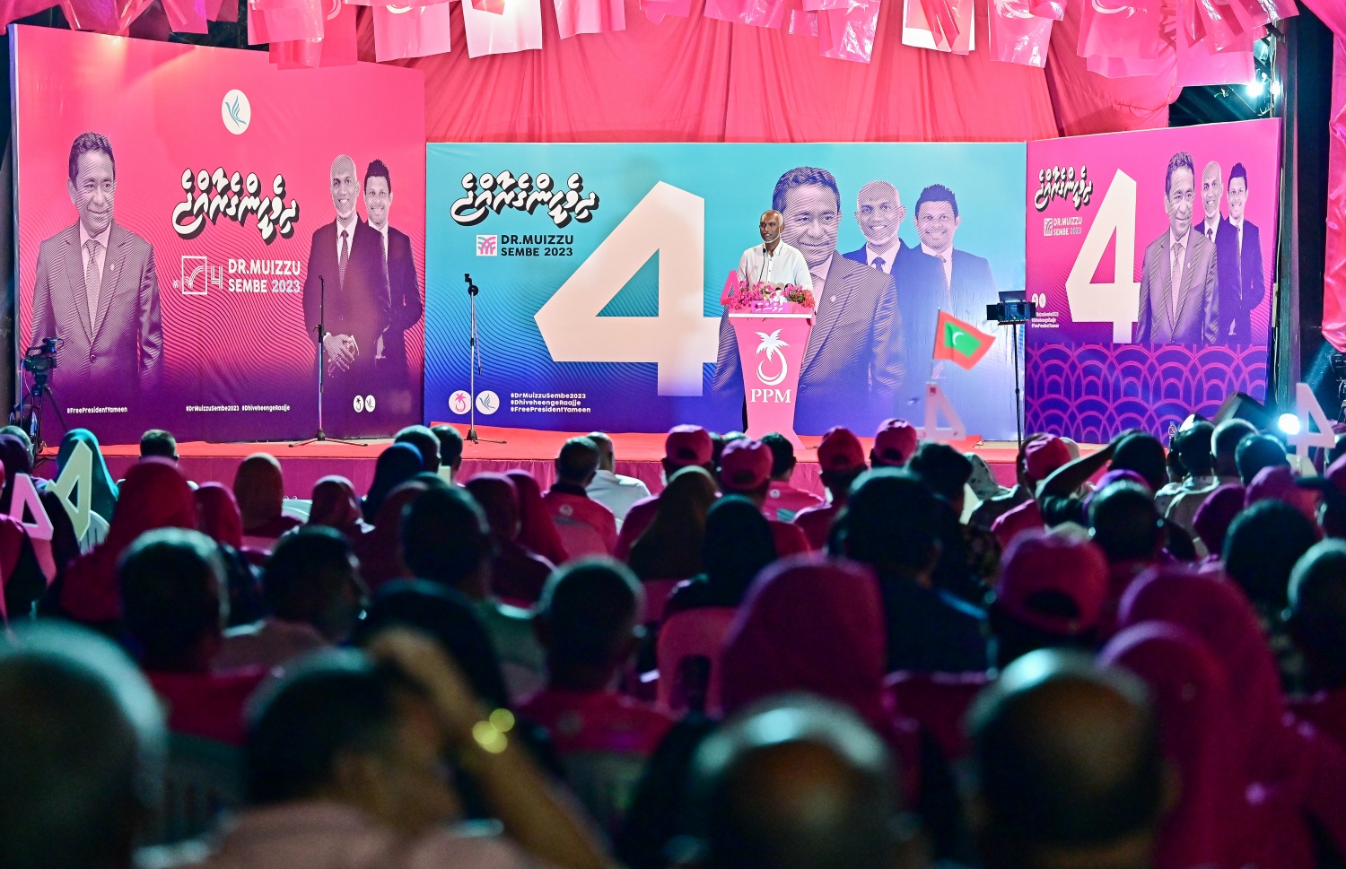 ޕީޕީއެމް/ޕީއެންސީގެ ރިޔާސީ ކެންޑިޑޭޓު ޑރ. މުހައްމަދު މުއިއްޒު ތުލުސްދޫގައި މިރޭ ބޭއްވި ޖަލްސާގައި: ގިނަ ބަޔަކު ބައިވެރިވި މި ޖަލްސާގައި މުއިއްޒު ވަނީ ވަރަށް ފޯރީގައި މި ސަރުކާރަށް ފާޑުވިދާޅުވެފައި -- ފޮޓޯ: ފަޔާޒް މޫސާ | މިހާރު