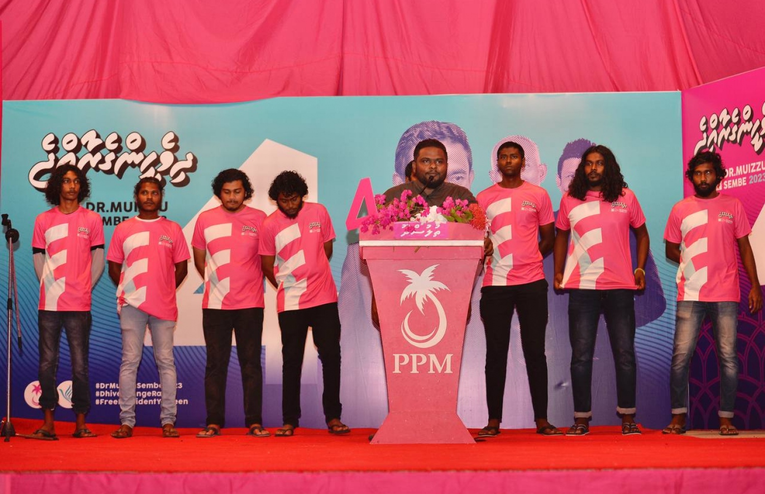 ތުލުސްދޫން ރޭ ޕީޕީއެމާ ގުޅުނު ބައެއް މީހުން.---ފޮޓޯ: ޕީޕީއެމް