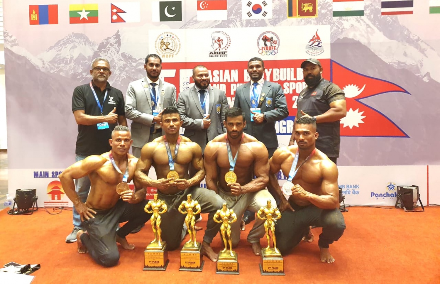 ނޭޕާލްގައި ބާއްވާ އޭޝިއާގެ މުބާރާތުގައި ވާދަކުރި ރާއްޖޭގެ އެތުލީޓުންނާއެކު ބޮޑީބިލްޑިން އެސޯސިއޭޝަންގެ އިސްވެރިން --- ފޮޓޯ: ބީބީއޭއެމް