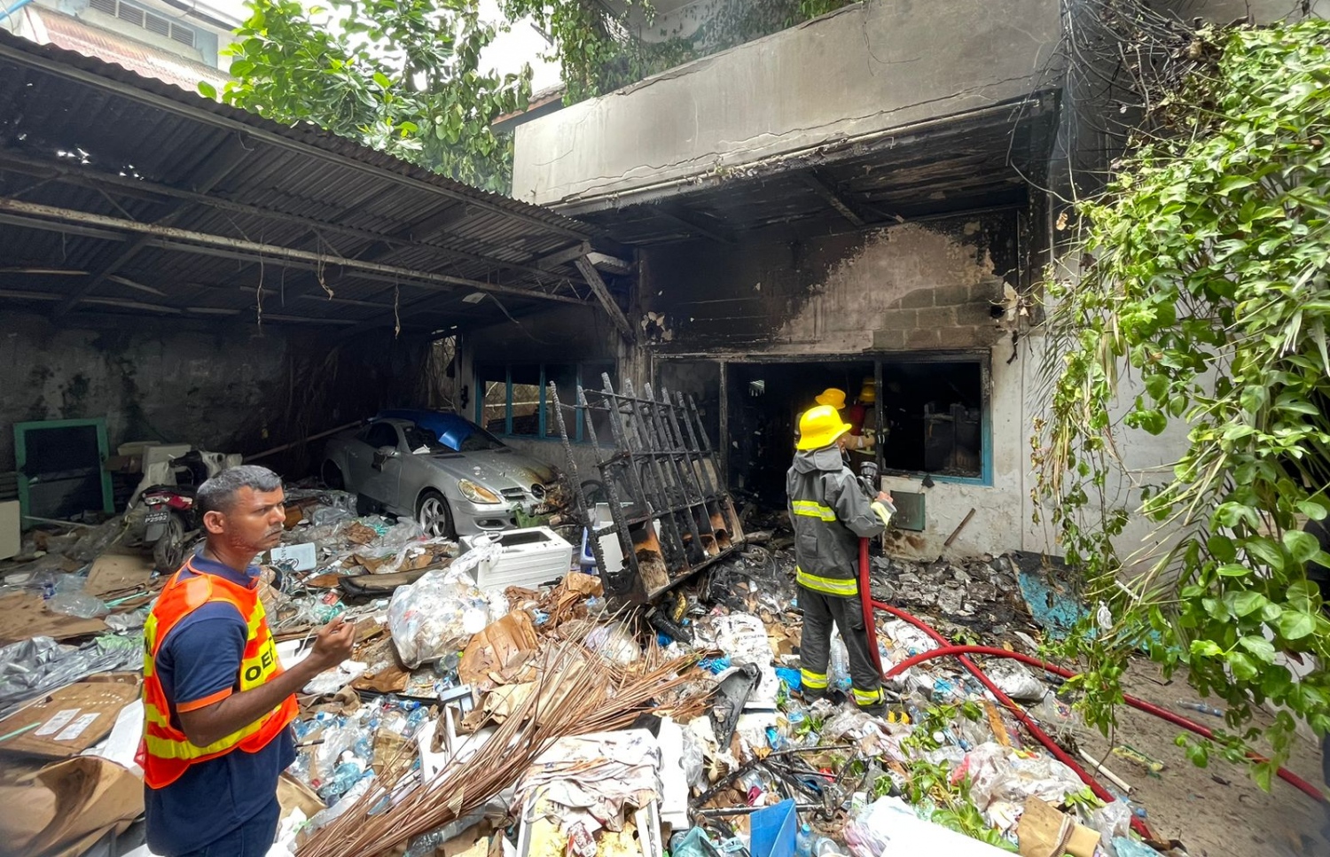 މާފަންނު ހައުސް ޕްލާޒާގައި ރޯވި އަލިފާންގަނޑު ނިއްވާލައިފައި.-- ފޮޓޯ: ނިޝާން އަލީ | މިހާރު