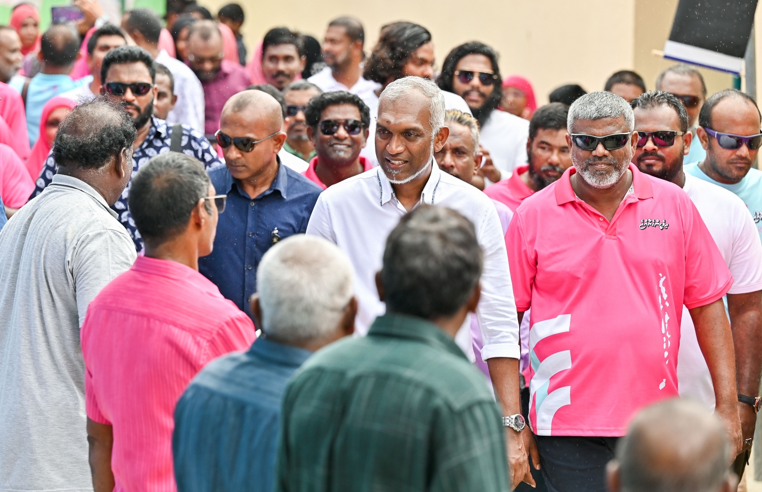 އިދިކޮޅު ޕީޕީއެމް/ޕީއެންސީގެ ރިޔާސީ ކެންޑިޑޭޓް ޑރ. މުހައްމަދު މުއިއްޒު ކެމްޕެއިނަށް އއ. މަތިވެރިއަށް ވަޑައިގަތުމުން އޭނާ އަށް މަރުހަބާ ކިޔަން ނިކުމެތިބި މީހުންނާ ސަލާންކުރަނީ -- ފޮޓޯ: ފަޔާޒު މޫސާ | މިހާރު