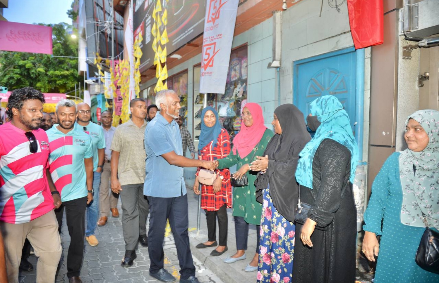 މުއިއްޒު މިއަދު މާލޭގައި ކެމްޕެއިން ކުރައްވަން ބަޔަކާ ސަލާން ކުރައްވަނީ.---ފޮޓޯ: ޕީޕީއެމް
