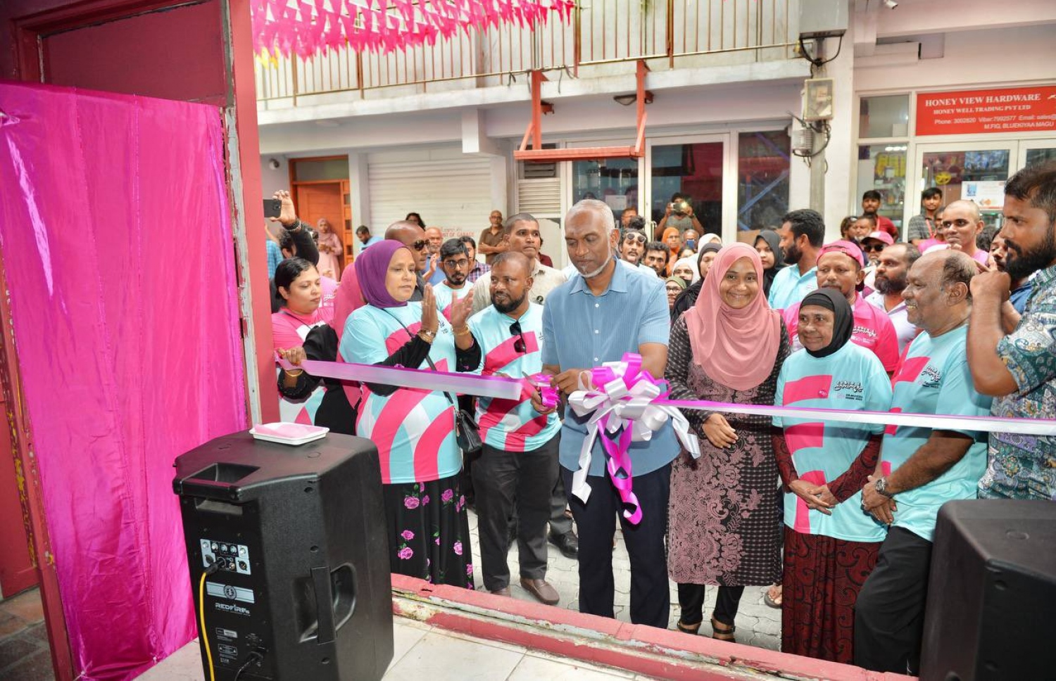 ޕީޕީއެމް/ޕީއެންސީގެ ރިޔާސީ ކެންޑިޑޭޓް ޑރ. މުހައްމަދު މުއިއްޒު މާލޭގައި ޖަގަހައެއް ހުޅުއްވައިދެއްވަނީ.-- ފޮޓޯ: ޕީޕީއެމް