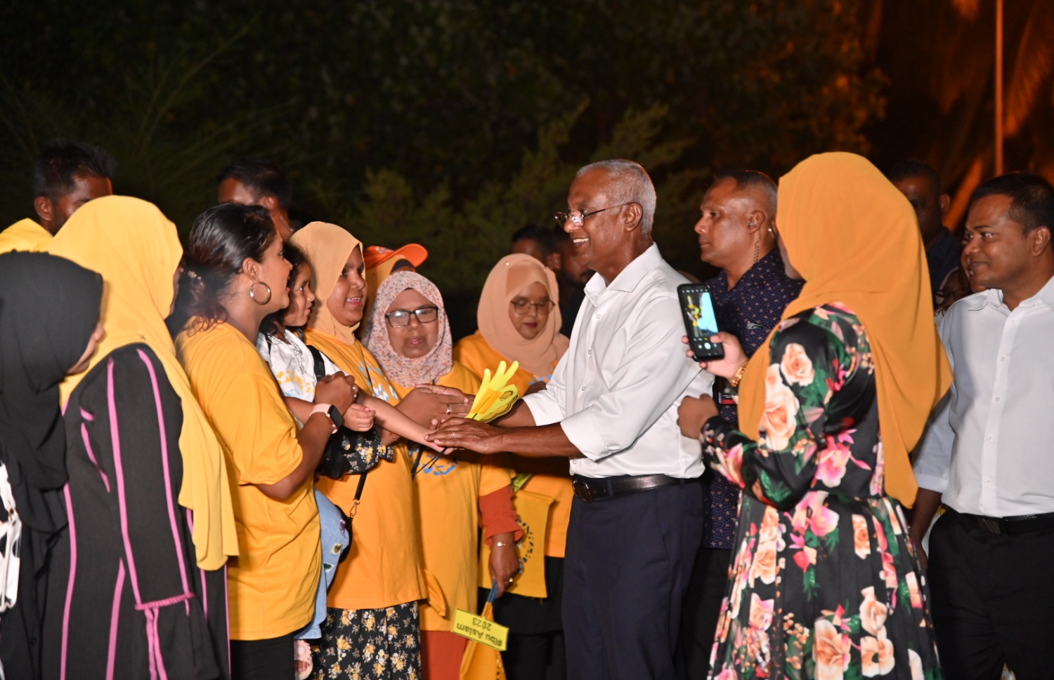 ރައީސް މިރޭ އައްޑޫ އަށް ވަޑައިގެންނެވުމުން މަރުހަބާ ދަންނަވަނީ: އައްޑޫ އިން ބޮޑު ތާއިދެއް ދޭނެ ކަމަށް ސަޕޯޓަރުން ބުނި