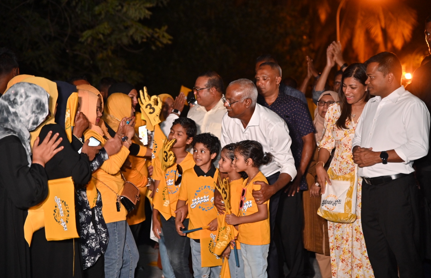 ރައީސް މިރޭ އައްޑޫ އަށް ވަޑައިގެންނެވުމުން މަރުހަބާ ދަންނަވަނީ: އައްޑޫ އިން ބޮޑު ތާއިދެއް ދޭނެ ކަމަށް ސަޕޯޓަރުން ބުނި