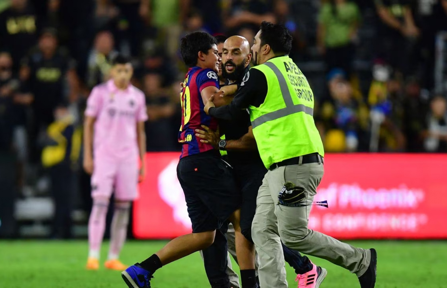 މެސީއާ ބައްދަލު ކުރަން ދަނޑަށް އެރި ޒުވާނަކު ހުއްޓުވަން ޗެއުކޯ މަސައްކަތް ކުރަނީ