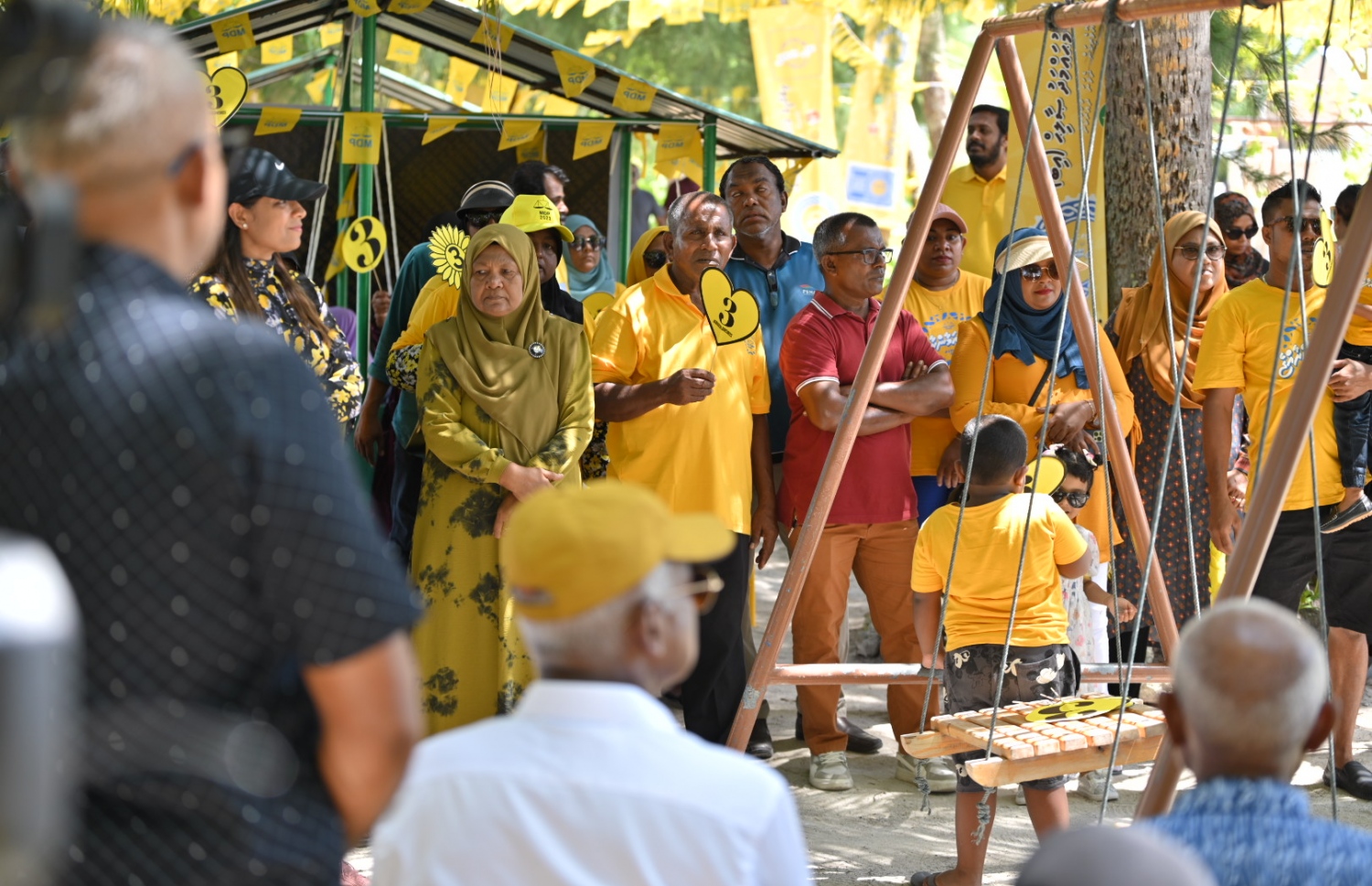 މީދޫގެ ކެމްޕެއިން ޓީމްތަކާ ރައީސް ބައްދަލު ކުރައްވަނީ