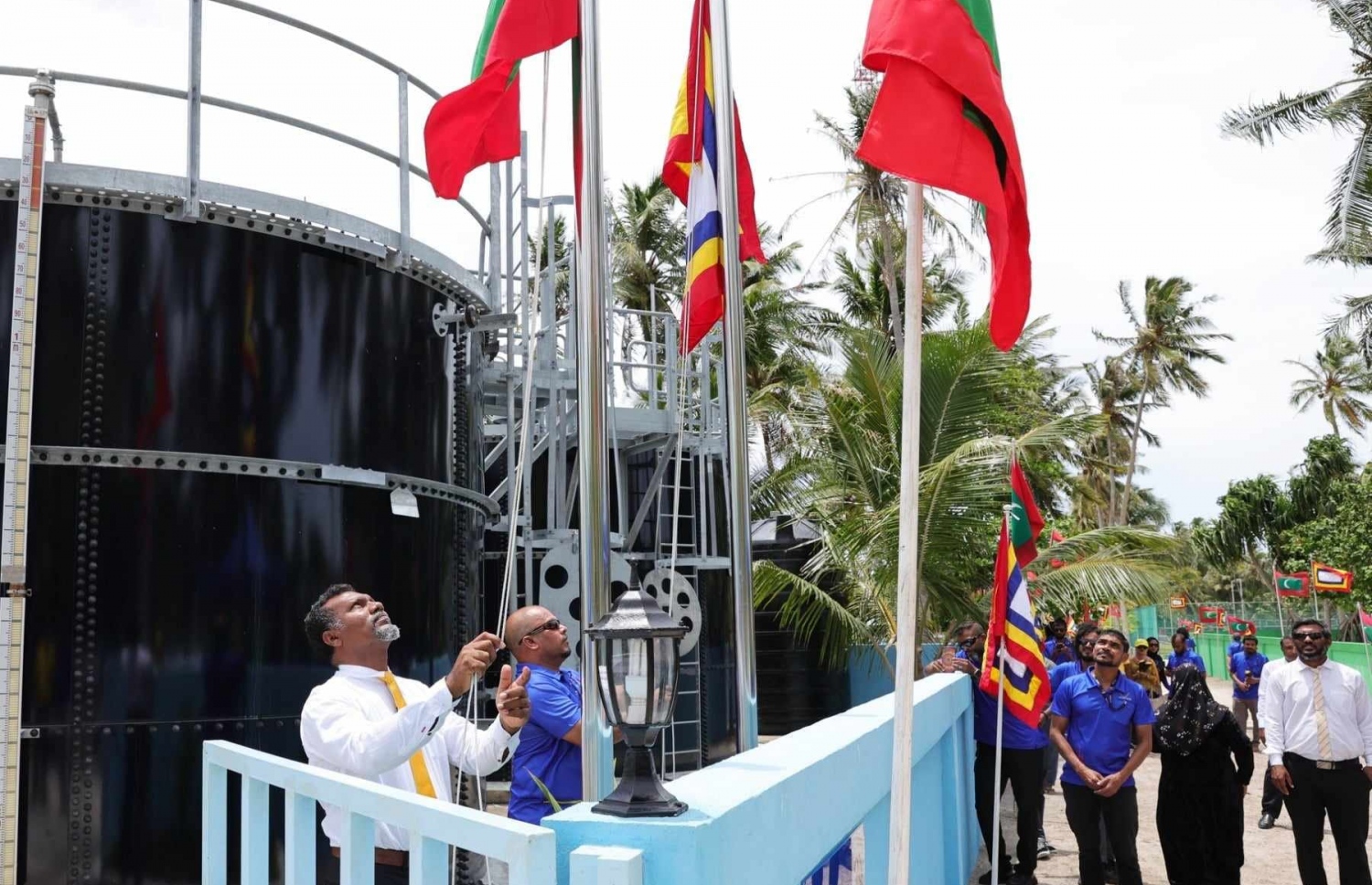 އދ. މަންދޫގައި އައިކެއާއިން ގާއިމުކުރި ފެން ޕްލާންޓު ބެހެއްޓި ސަރަހައްދުގައި ދިދަ ނަގަނީ. -- ފޮޓޯ: އައިކެއާ