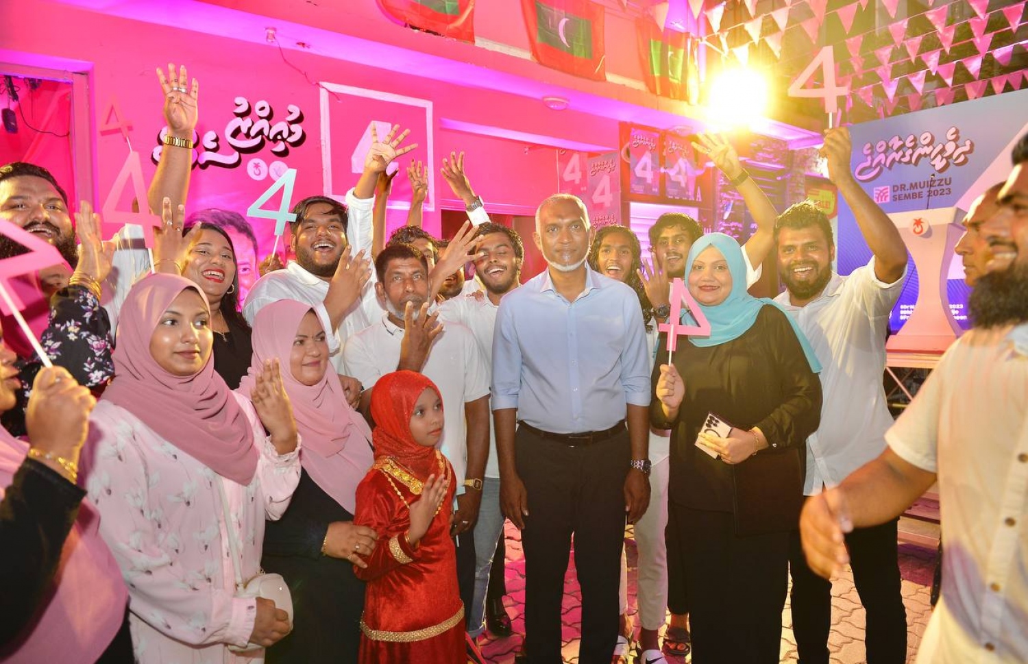 މާލޭގައި ރޭ ކެމްޕެއިން ޖަގަހައެއް ހުޅުވުމުގެ ހަފުލާގައި މުއިއްޒު ބައެއް މީހުންނާ އެކު ގުރޫޕް ފޮޓޯއެއް ނަންގަވަނީ.---ފޮޓޯ: ޕީޕީއެމް
