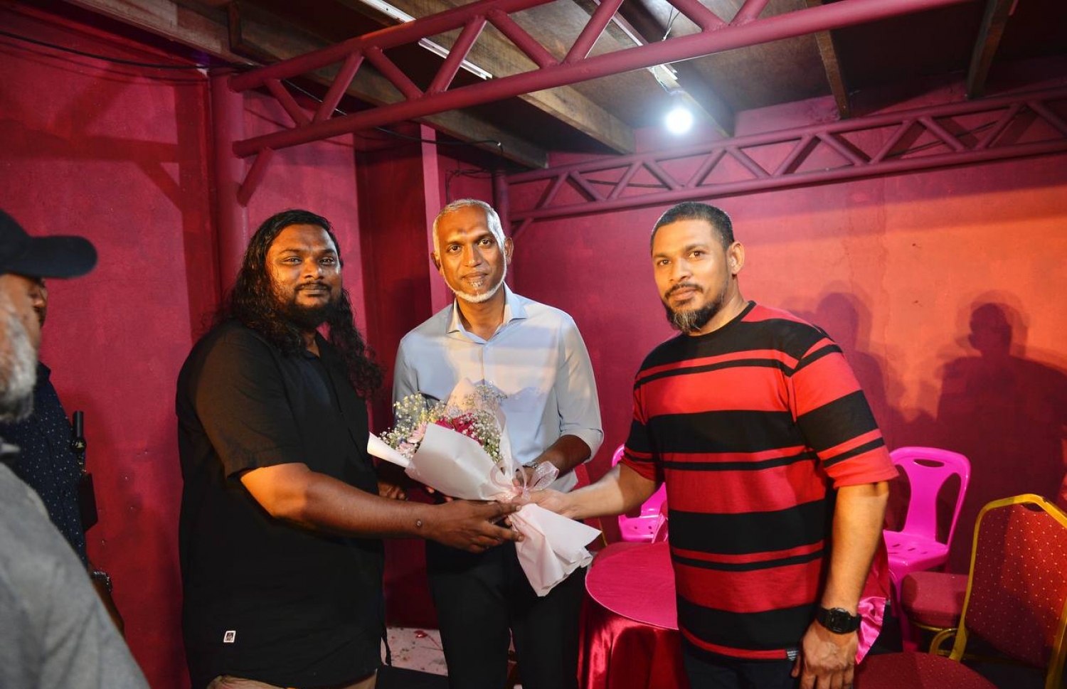 މާލޭގައި ކެމްޕެއިން ޖަގަހައެއް ހުޅުވުމަށް މުއިއްޒު ރޭ ވަޑައިގަތުމުން ޒުވާނުންތަކެއް އޭނާ އަށް މަރުހަބާ ކިޔަނީ.---ފޮޓޯ: ޕީޕީއެމް