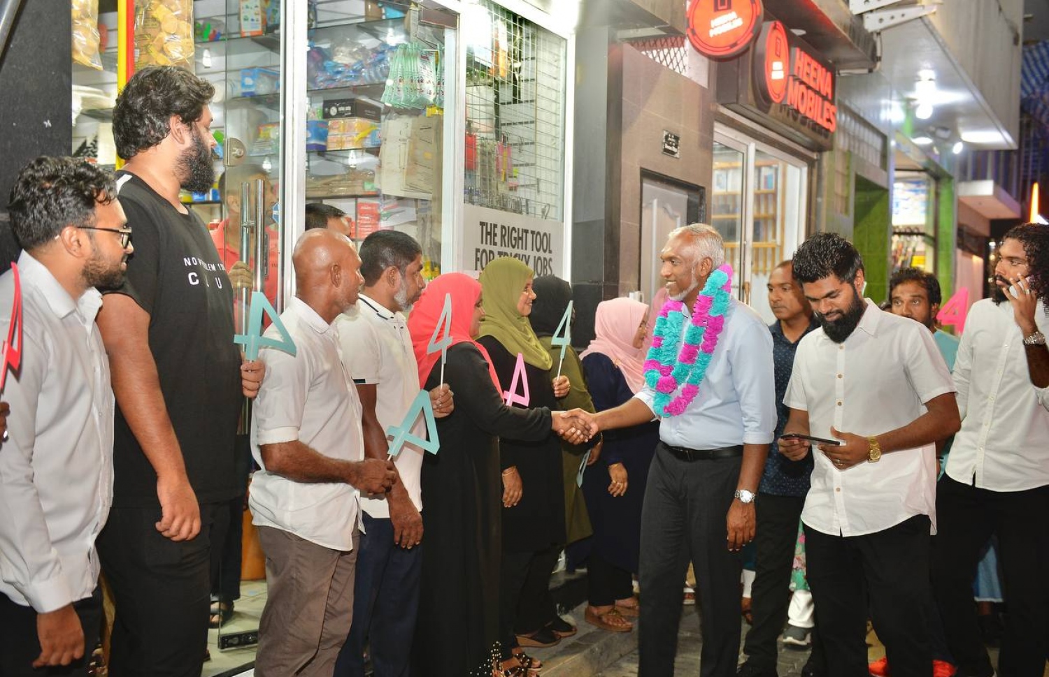 މާލޭގައި ކެމްޕެއިން ޖަގަހައް ހުޅުވަން ރޭ ބޭއްވި ހަފުލާއަކަށް މުއިއްޒު ވަޑައިގެން ބަޔަކާ ސަލާން ކުރައްވަނީ.---ފޮޓޯ: ޕީޕީއެމް