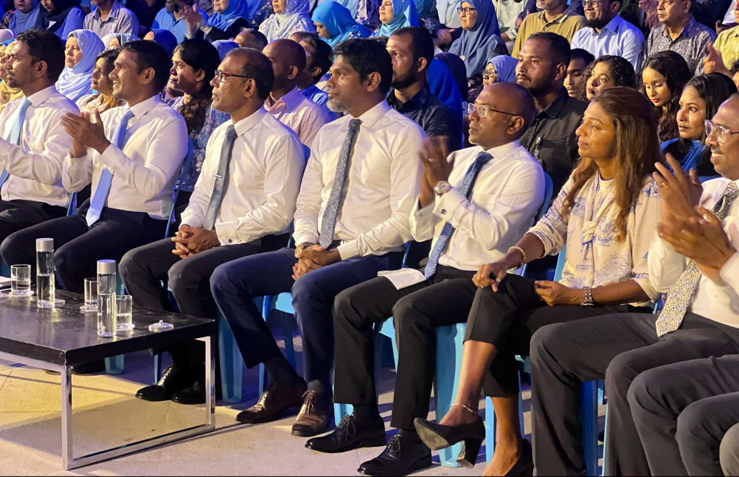 ޑިމޮކްރެޓްސްގެ ރިޔާސީ ކެންޑިޑޭޓު އިލްޔާސް ލަބީބްގެ ކެމްޕެއިނު ނިންމުމަށް ރޭ ސަލްޓަން ޕާކުގައި ބޭއްވި ޖަލްސާގައި ޕާޓީގެ އިސް ބައެއް ބޭފުޅުން. -- ފޮޓޯ: ސިމްވާރު / ޓްވިޓާ