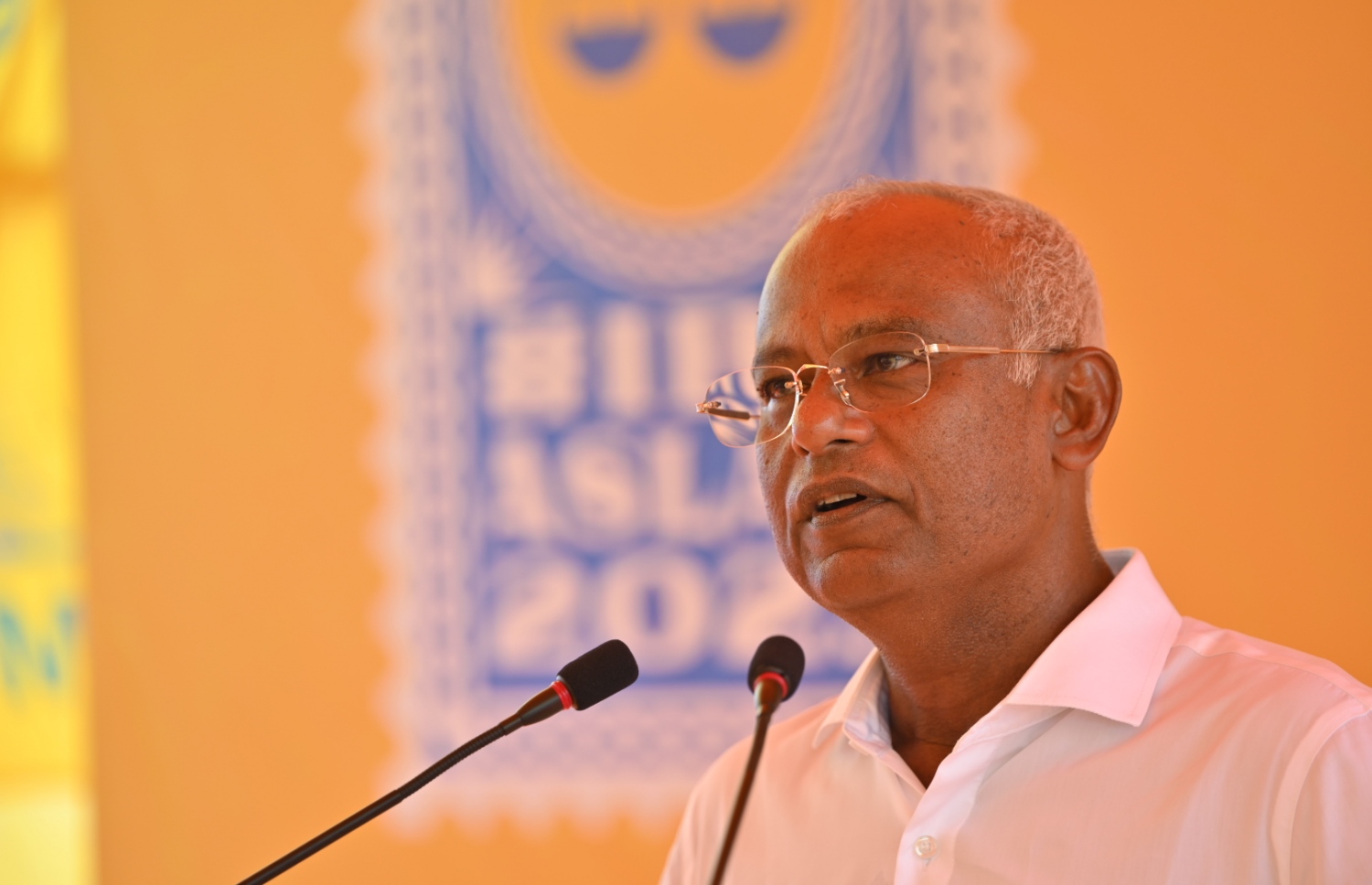 ރައީސް އިބްރާހިމް މުހައްމަދު ސޯލިހް ސަޕޯޓަރުންނާ ވާހަކަ ދައްކަވަނީ.