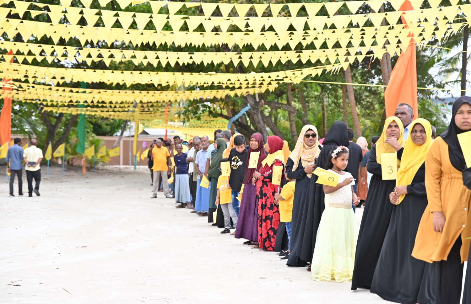 ނިލަންދޫން ރައީސަށް މަރުހަބާ ކިޔަން ނުކުމެ ތިބި މީހުން. -- ފޮޓޯ | އެމްޑީޕި