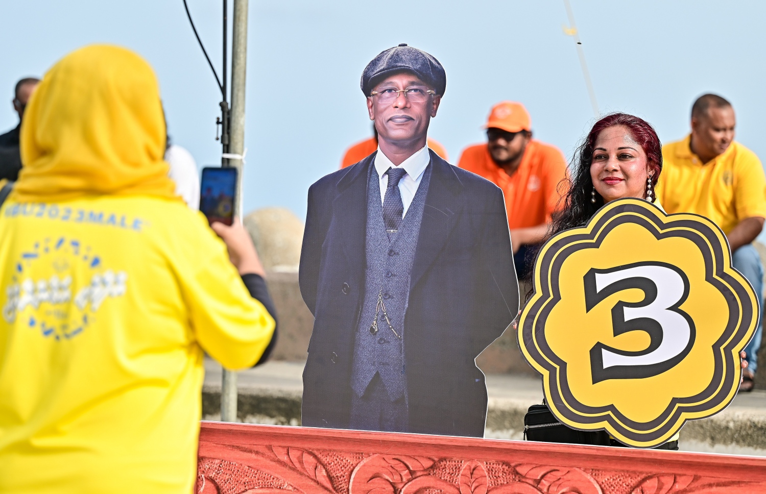 މިއަހަރުގެ ރިޔާސީ އިންިހާބުގެ އެމްޑީޕީ ކެންޑިޑޭޓު ރައީސް އިބްރާހިމް މުހައްމަދު ސޯލިހުގެ ކެމްޕޭނު ނިންމާލުމުގެ ގޮތުން އެ ޕާޓީ އިން މިއަދު ހަވީރު ބާއްވާ ހިނގާލުން ފެށުމުގެ ކުރިން އުސްފަސްގަނޑުގައި ރައީސް އިބްރާހިމް މުހައްމަދު ސޯލިހުގެ ފޮޓޯ ގަނޑެއް ކައިރީގައި ހުރެ ޒުވާނަކު ފޮޓޯއެއް ނަގަނީ.-- ފޮޓޯ: ފަޔާޒް މޫސާ /މިހާރު