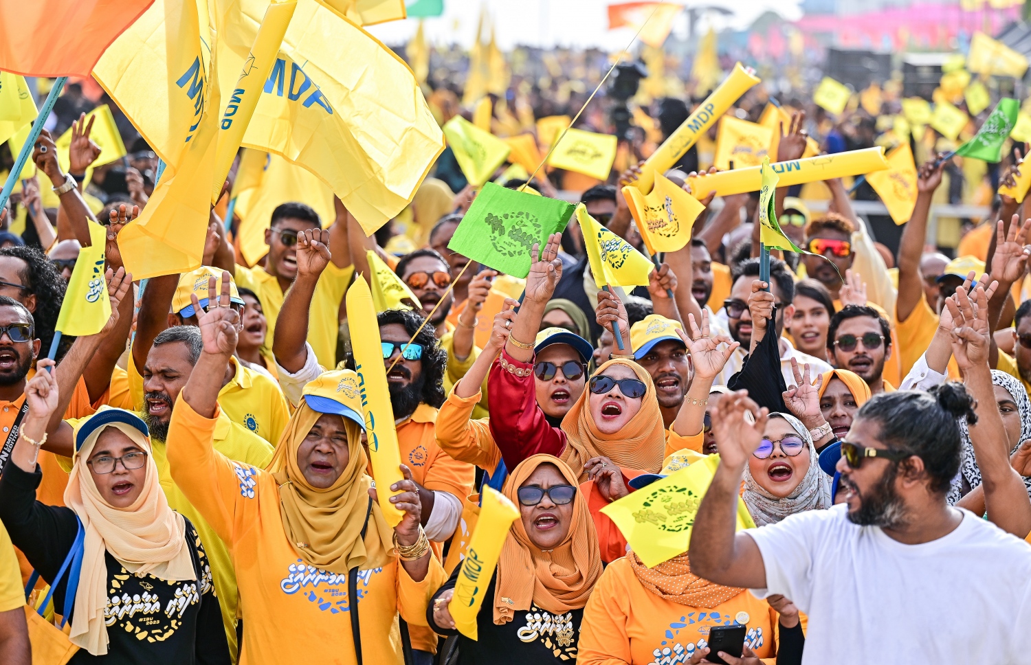 މިއަހަރުގެ ރިޔާސީ އިންިހާބުގެ އެމްޑީޕީ ކެންޑިޑޭޓް، ރައީސް އިބްރާހިމް މުހައްމަދު ސޯލިހުގެ ކެމްޕޭނު ނިންމާލުމުގެ ގޮތުން އެ ޕާޓީ އިން އުސްފަސްގަނޑު ސަރަހައްދުގައި މިއަދު ހަވީރު ބާއްވާ ހިނގާލުމުގައި ޕާޓީ އަށް ސަޕޯޓުކުރާ މީހުން ބައިވެރިވަނީ.-- ފޮޓޯ: ފަޔާޒް މޫސާ /މިހާރު