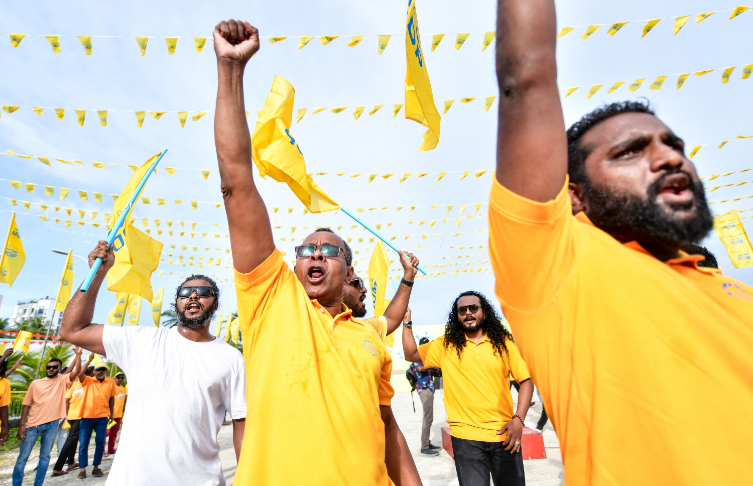 މިއަހަރުގެ ރިޔާސީ އިންިހާބުގެ އެމްޑީޕީ ކެންޑިޑޭޓް، ރައީސް އިބްރާހިމް މުހައްމަދު ސޯލިހުގެ ކެމްޕޭނު ނިންމާލުމުގެ ގޮތުން އެ ޕާޓީ އިން އުސްފަސްގަނޑު ސަރަހައްދުގައި މިއަދު ހަވީރު ބާއްވާ ހިނގާލުމުގައި ޕާޓީ އަށް ސަޕޯޓުކުރާ ޒުވާނުން ބައިވެރިވަނީ.-- ފޮޓޯ: ފަޔާޒް މޫސާ /މިހާރު