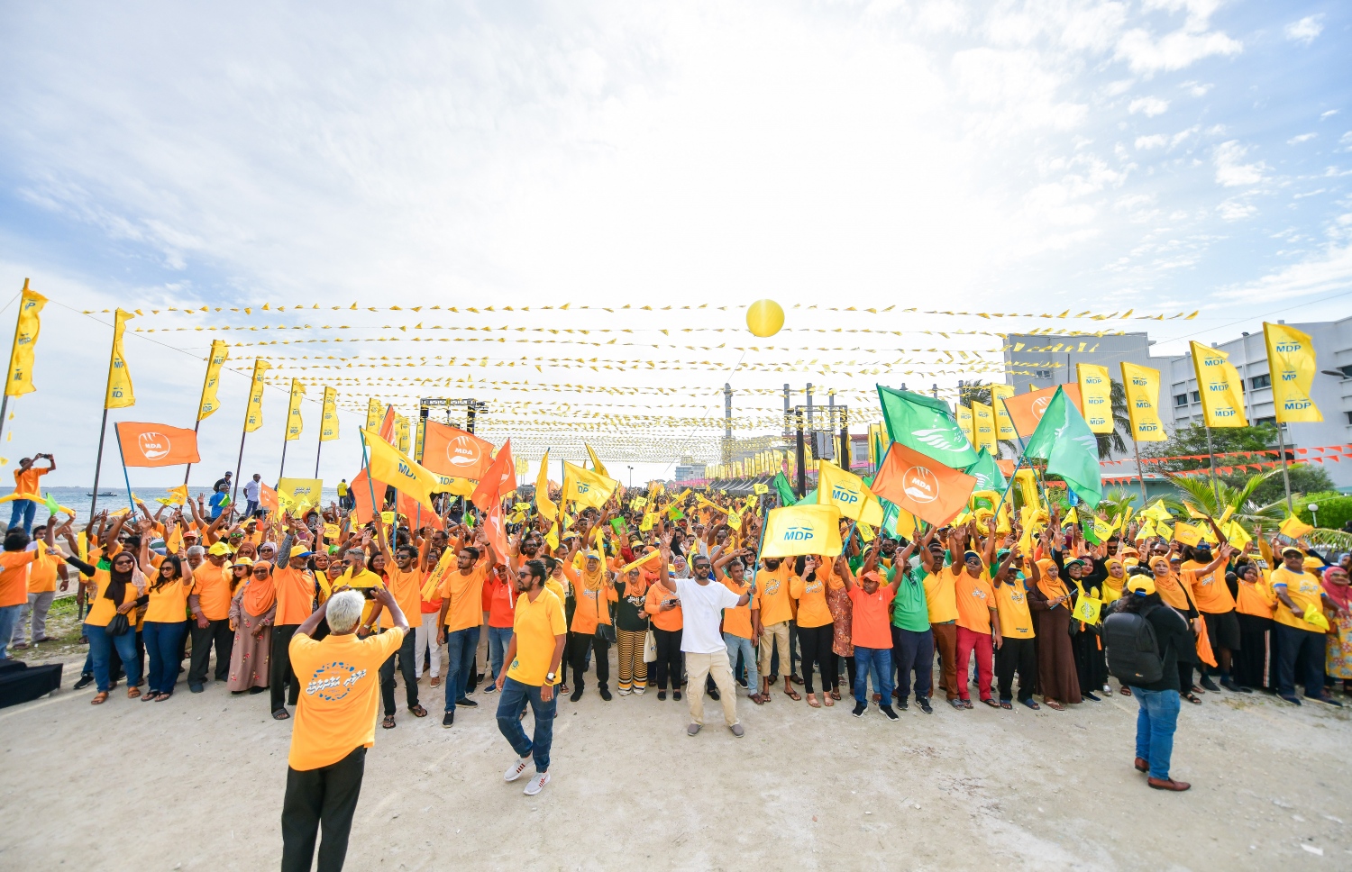 މިއަހަރުގެ ރިޔާސީ އިންިހާބުގެ އެމްޑީޕީ ކެންޑިޑޭޓް، ރައީސް އިބްރާހިމް މުހައްމަދު ސޯލިހުގެ ކެމްޕޭނު ނިންމާލުމުގެ ގޮތުން އެ ޕާޓީ އިން އުސްފަސްގަނޑު ސަރަހައްދުގައި މިއަދު ހަވީރު ބާއްވާ ހިނގާލުމުގައި ޕާޓީ އަށް ސަޕޯޓުކުރާ ޒުވާނުން ބައިވެރިވަނީ.-- ފޮޓޯ: ފަޔާޒް މޫސާ /މިހާރު