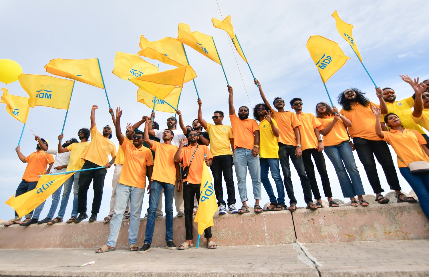 މިއަހަރުގެ ރިޔާސީ އިންިހާބުގެ އެމްޑީޕީ ކެންޑިޑޭޓް، ރައީސް އިބްރާހިމް މުހައްމަދު ސޯލިހުގެ ކެމްޕޭނު ނިންމާލުމުގެ ގޮތުން އެ ޕާޓީ އިން އުސްފަސްގަނޑު ސަރަހައްދުގައި މިއަދު ހަވީރު ބާއްވާ ހިނގާލުމުގައި ޕާޓީ އަށް ސަޕޯޓުކުރާ ޒުވާނުން ބައިވެރިވަނީ.-- ފޮޓޯ: ފަޔާޒް މޫސާ /މިހާރު