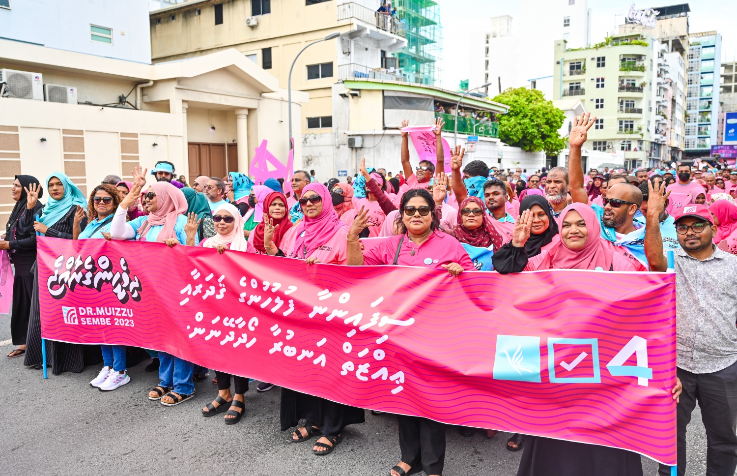 މިއަހަރުގެ ރިޔާސީ އިންިހާބުގެ ޕީޕީއެމް/ޕީއެންސީ ކޯލިޝަންގެ ކެންޑިޑޭޓު ޑރ. މުހައްމަދު މުއިއްޒުގެ ކެމްޕޭނު ނިންމާލުމުގެ ގޮތުން އެ ޕާޓީ އިން ރަސްފަންނު ސަރަހައްދުގައި މިއަދު ހަވީރު ބާއްވާ ހިނގާލުމުގައި ޕާޓީ އަށް ސަޕޯޓުކުރާ މީހުން ބައިވެރިވަނީ.-- ފޮޓޯ: ނިޝާން އަލީ /މިހާރު